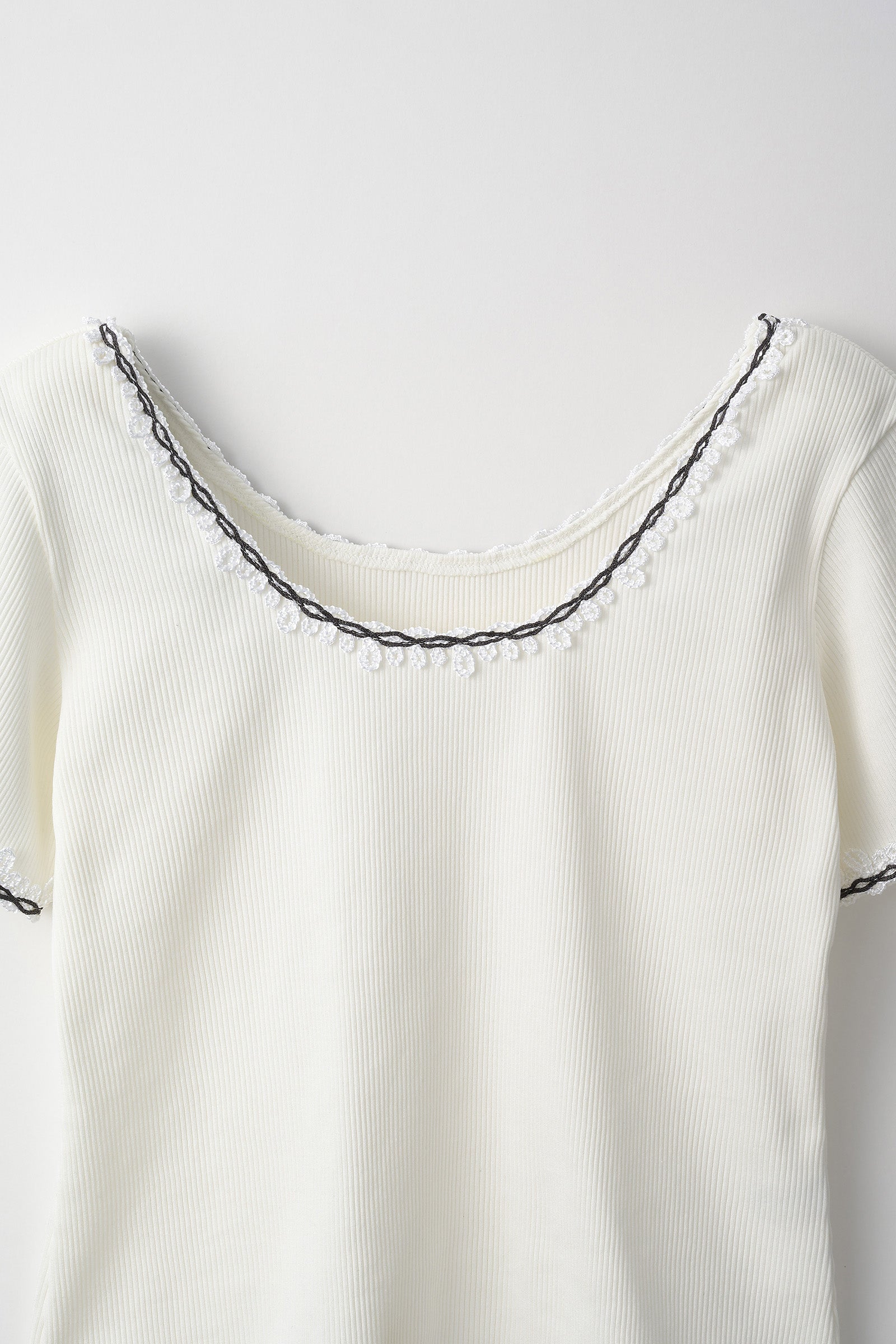 Scallop embroidered tops (White)