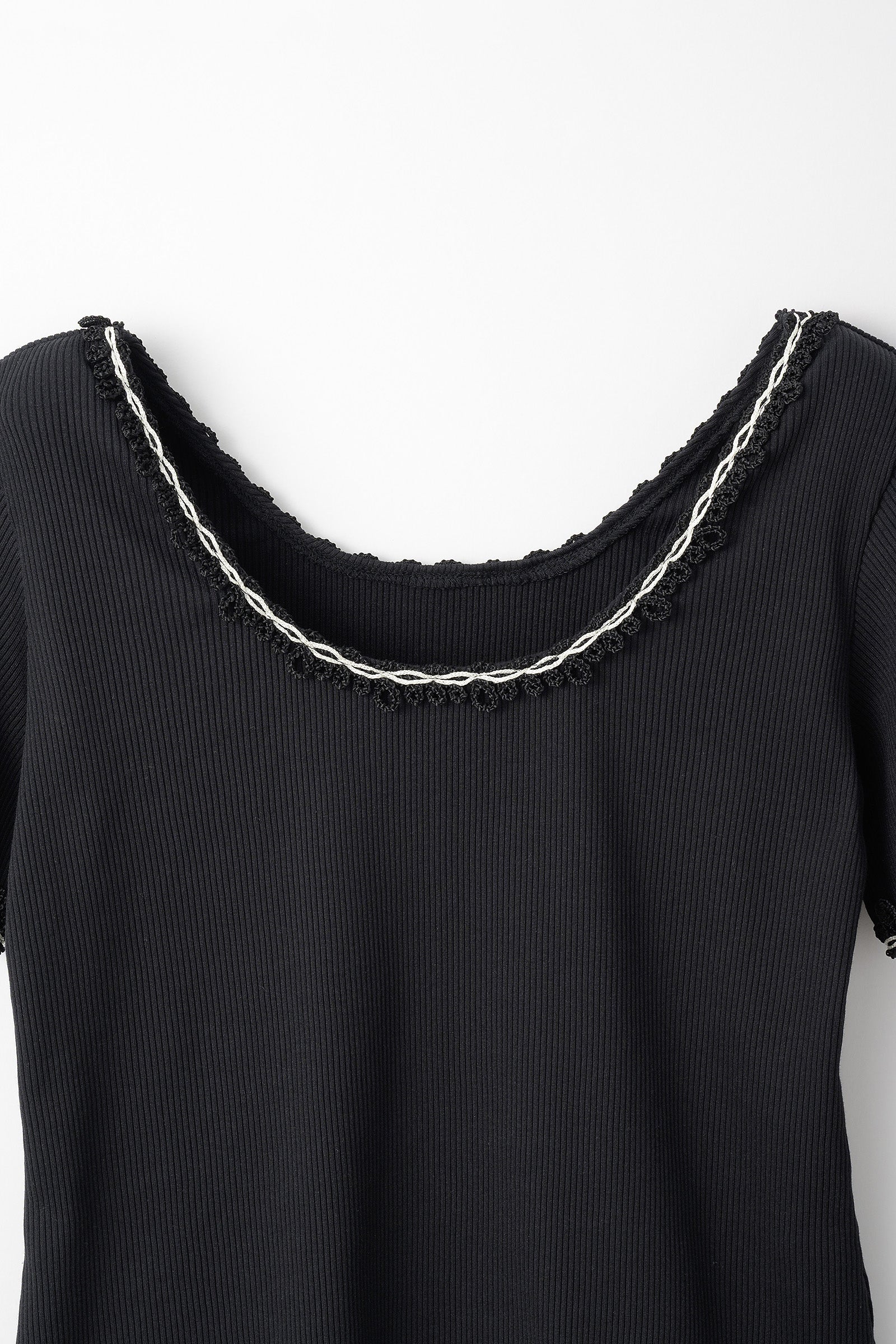Scallop embroidered tops (Black)