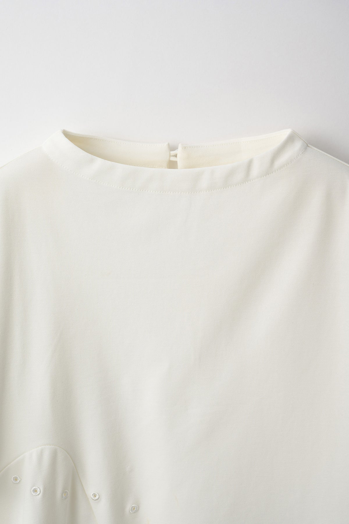 Brooch gather asymmetric tops (White)