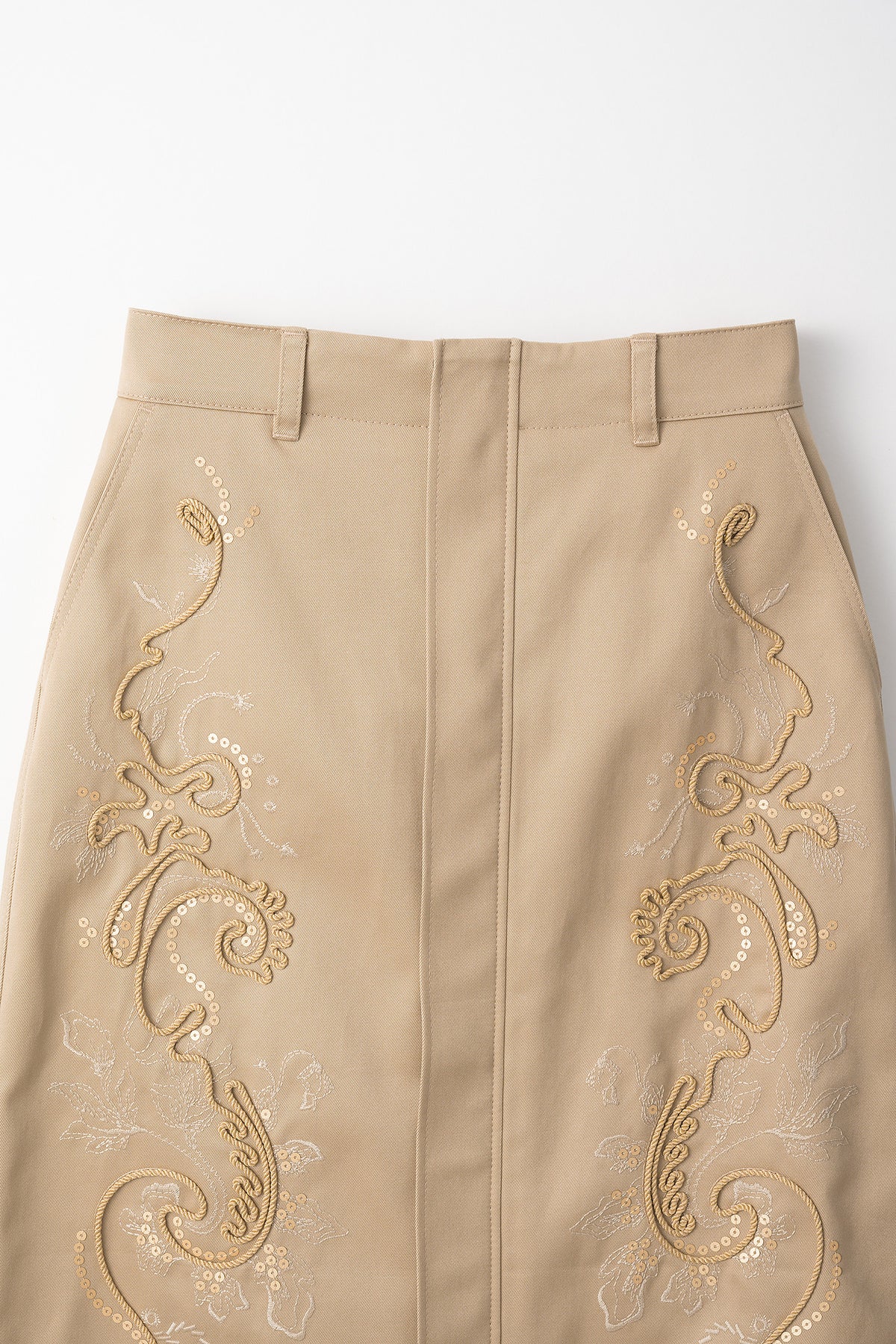 Relief embroidered chino skirt (Beige)