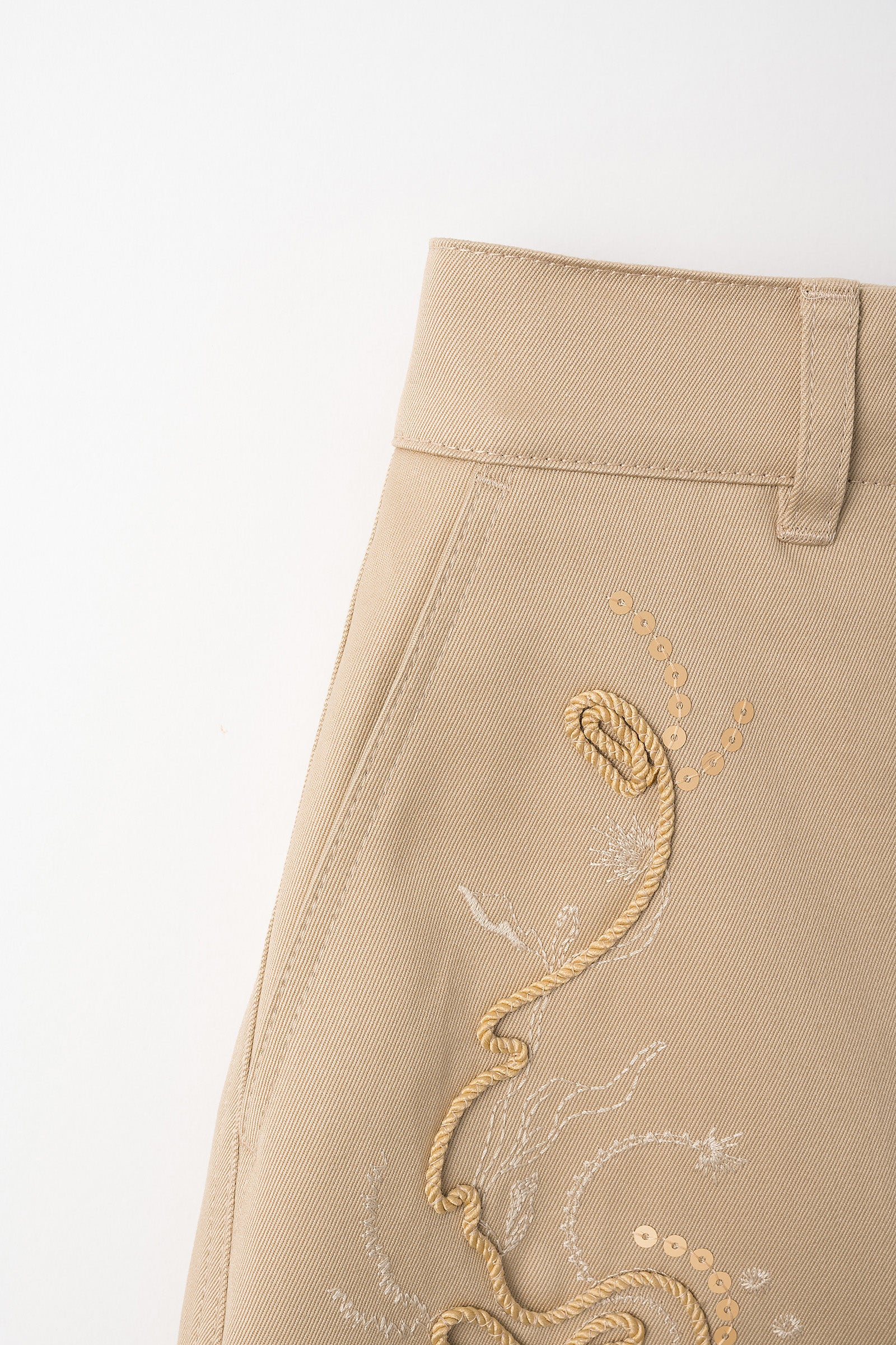 Relief embroidered chino skirt (Beige)