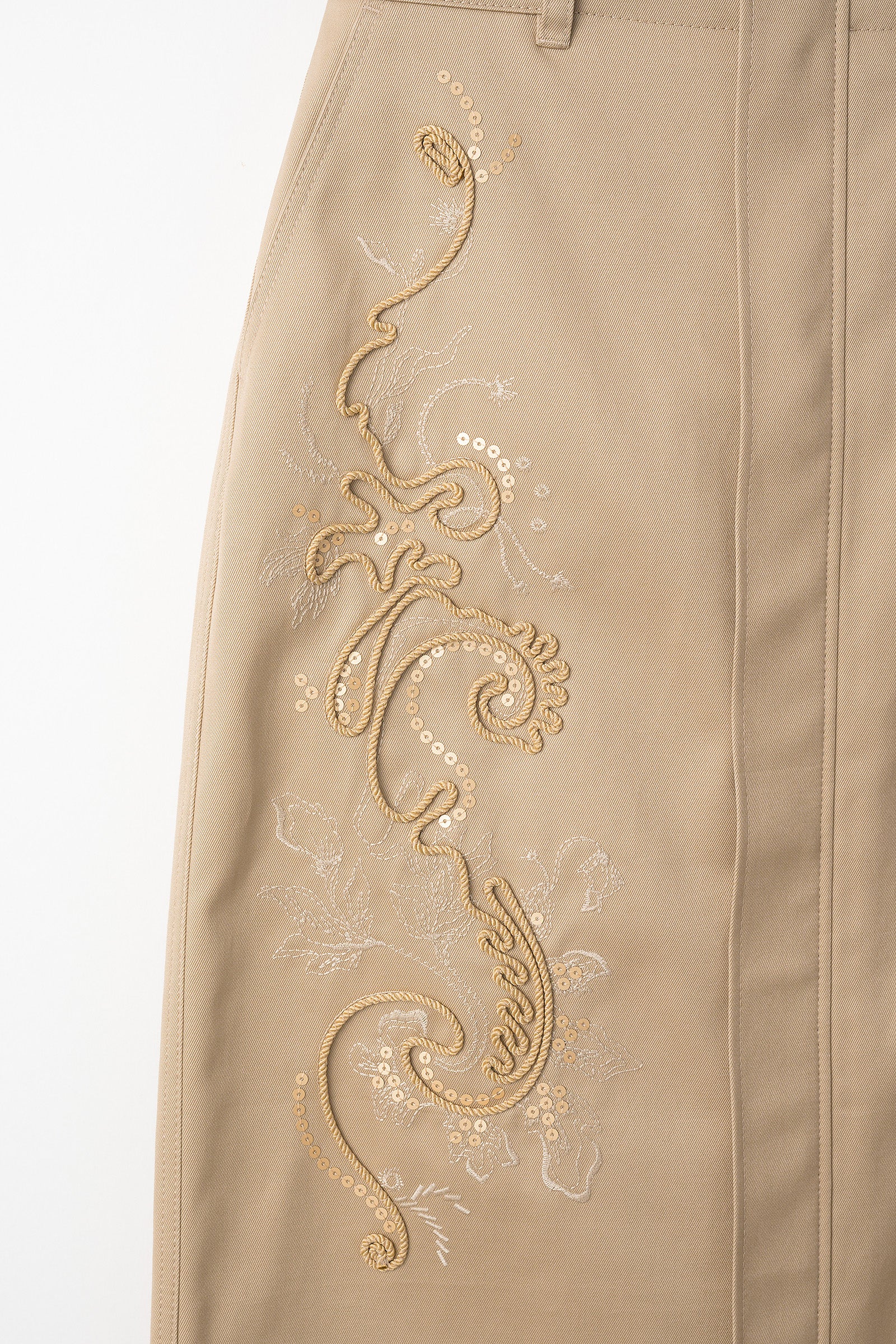 Relief embroidered chino skirt (Beige)
