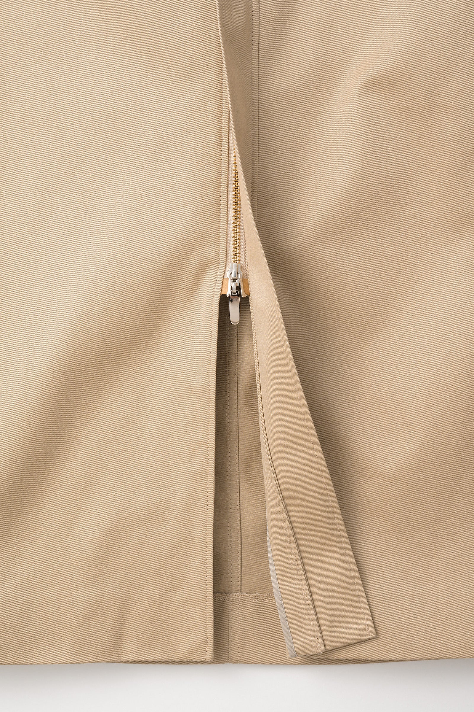 Relief embroidered chino skirt (Beige)