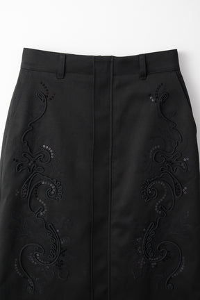 Relief embroidered chino skirt (Black)