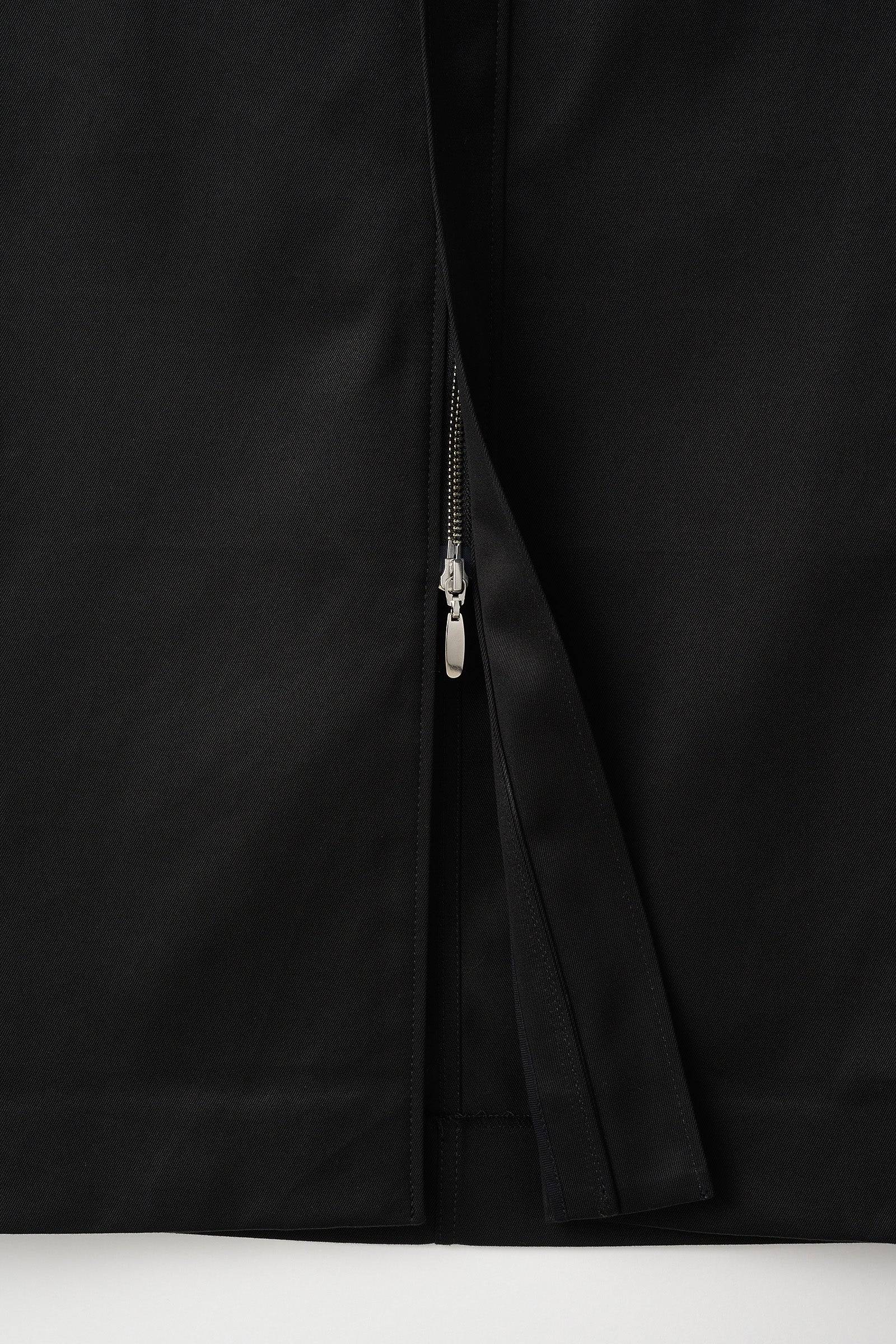 Relief embroidered chino skirt (Black)