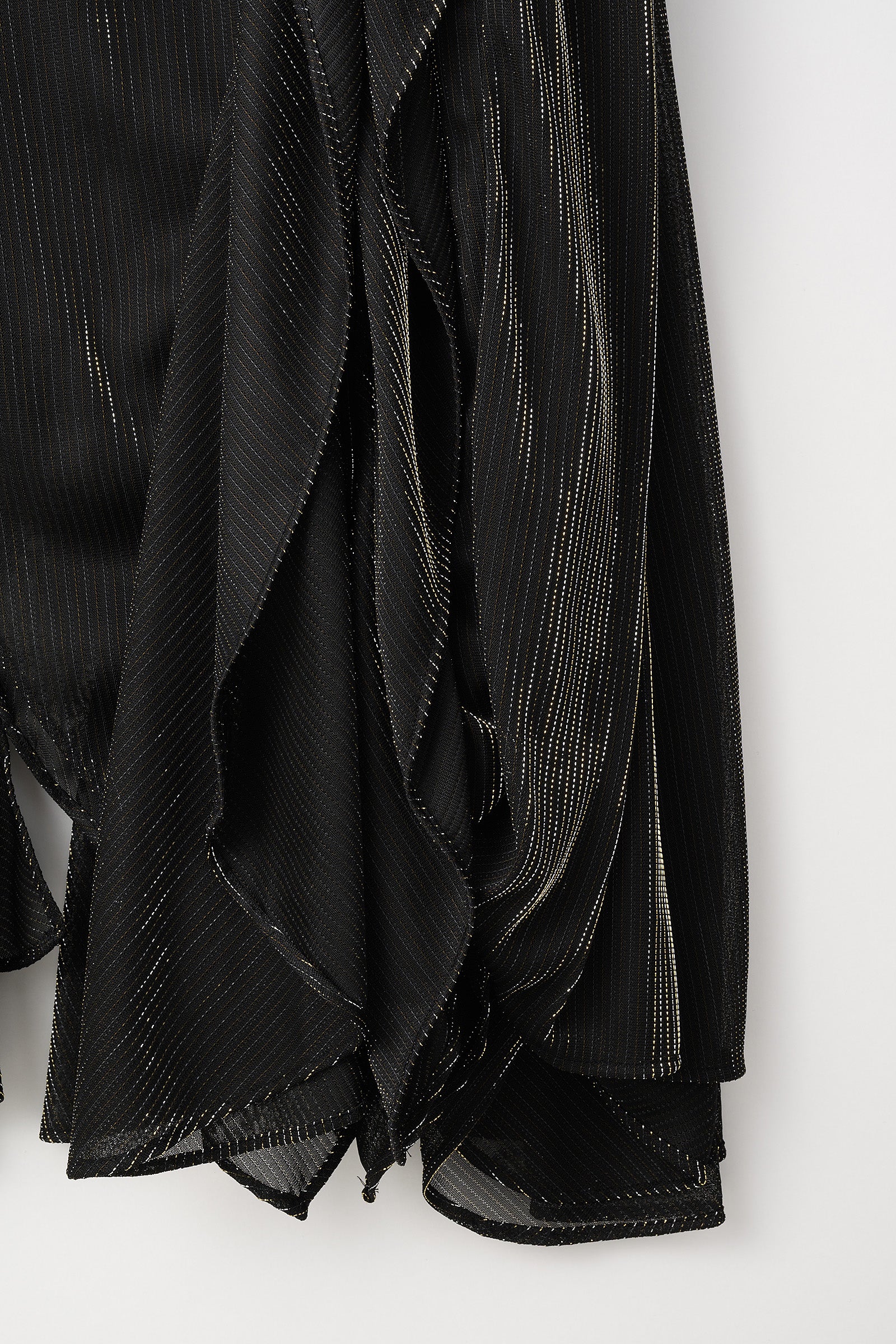 Fluid glimmer asymmetric skirt (Black)