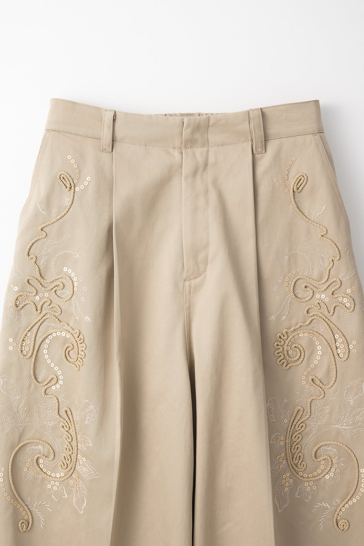Relief embroidered chino trousers (Beige)