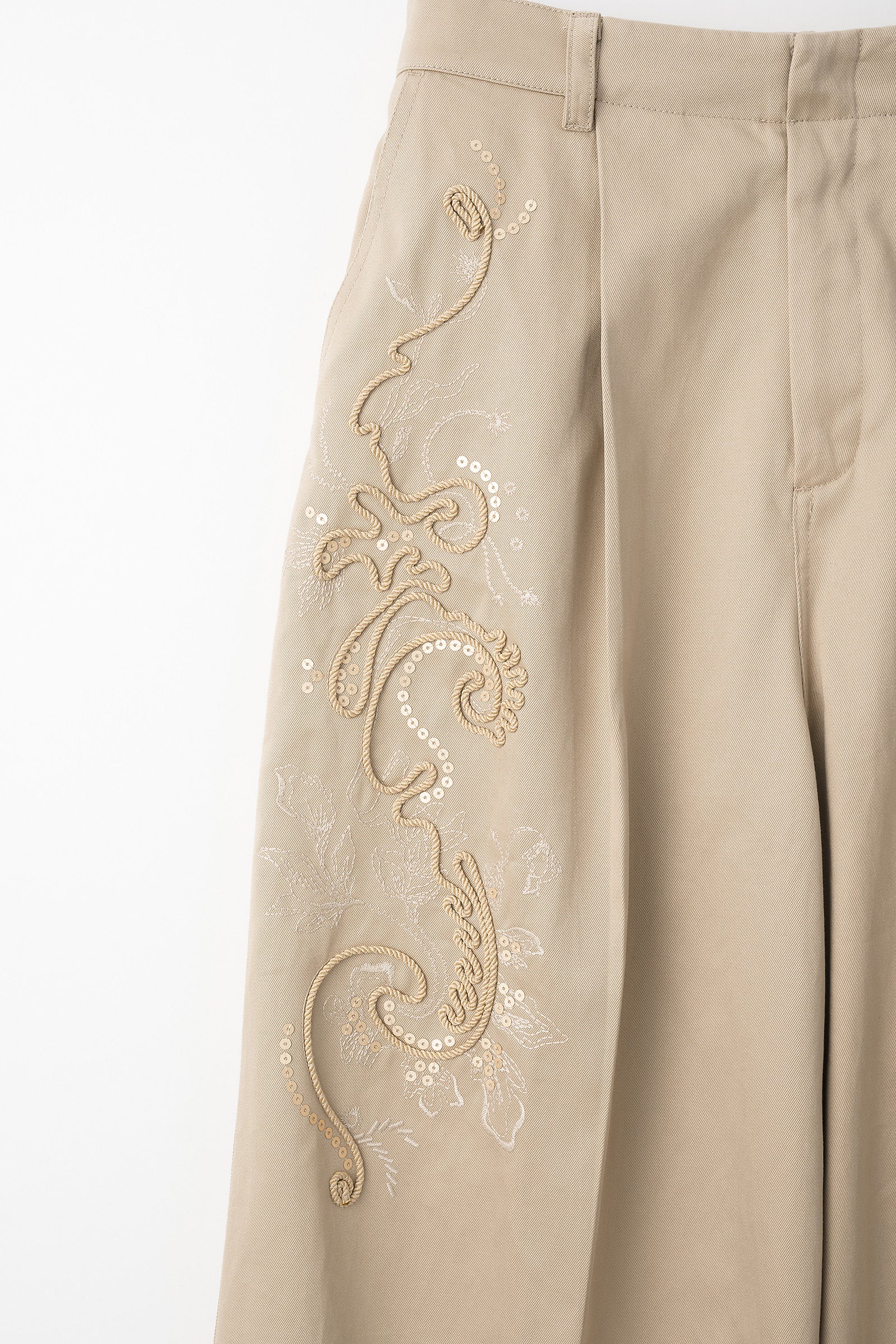 Relief embroidered chino trousers (Beige)