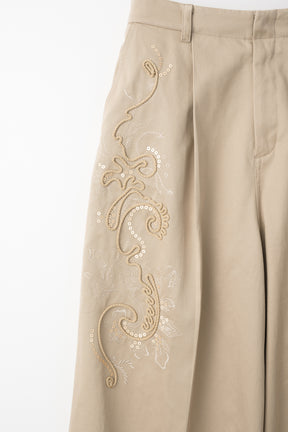 Relief embroidered chino trousers (Beige)