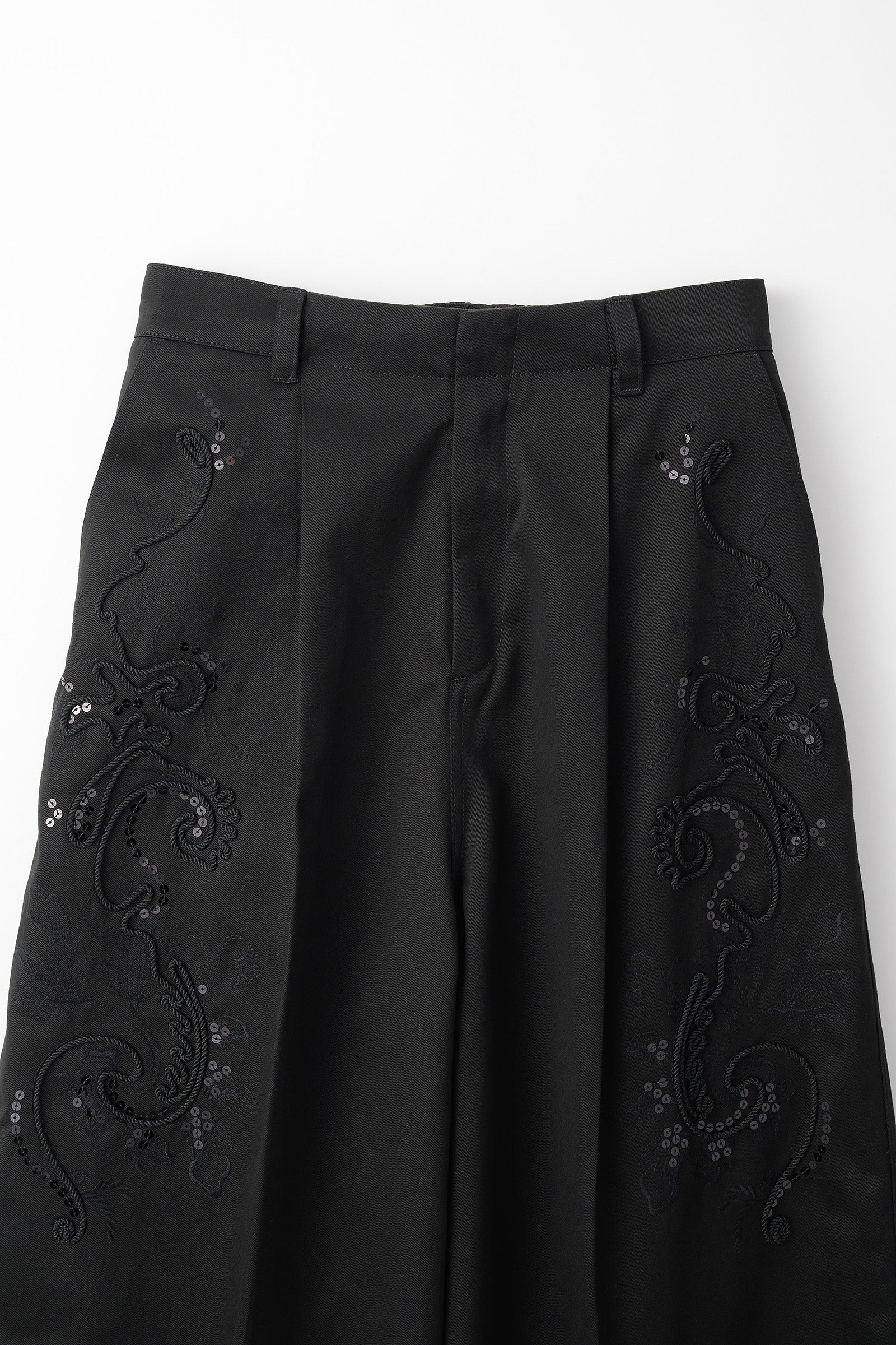 Relief embroidered chino trousers (Black)