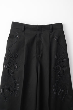 Relief embroidered chino trousers (Black)