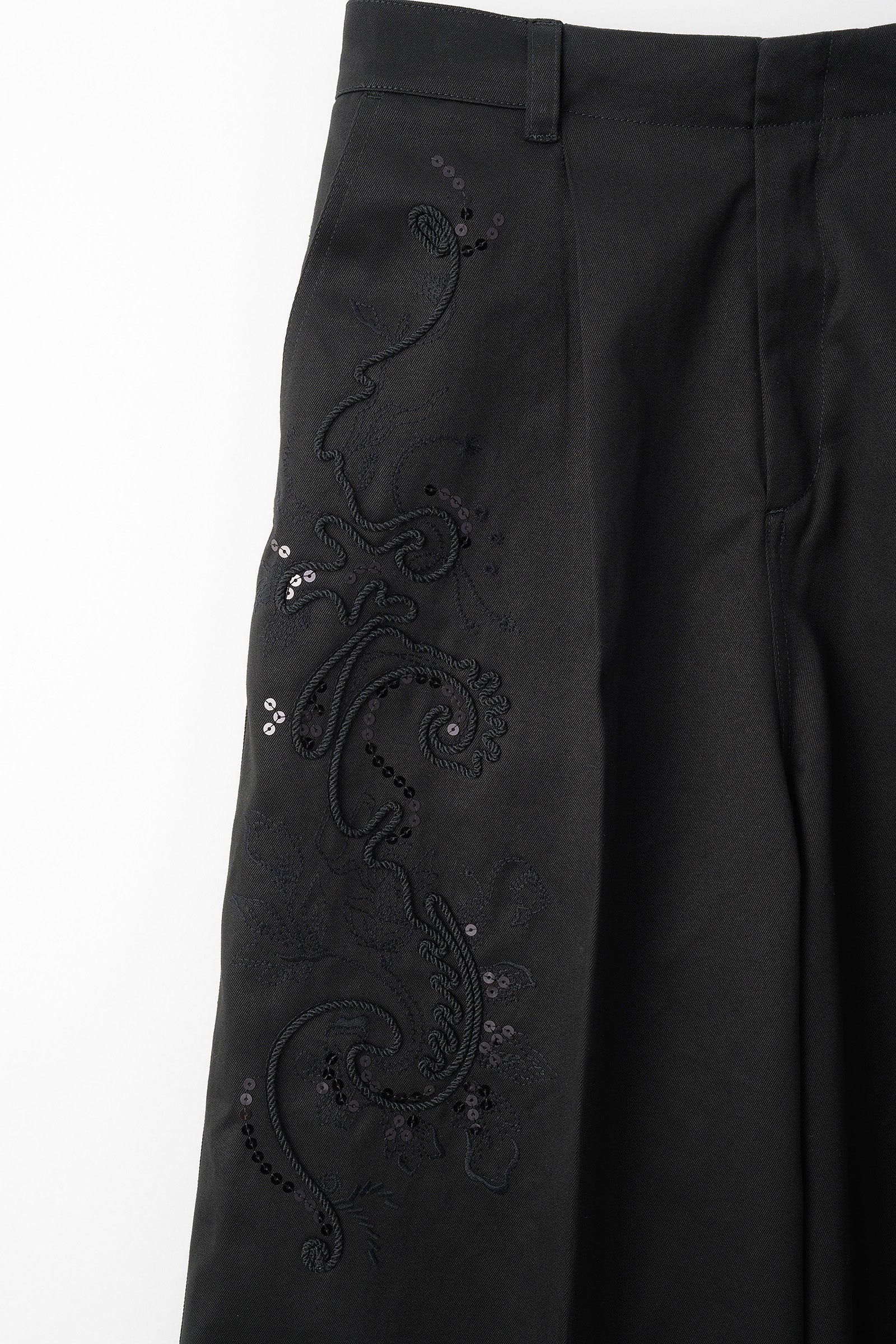 Relief embroidered chino trousers (Black)