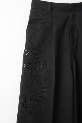 Relief embroidered chino trousers (Black)