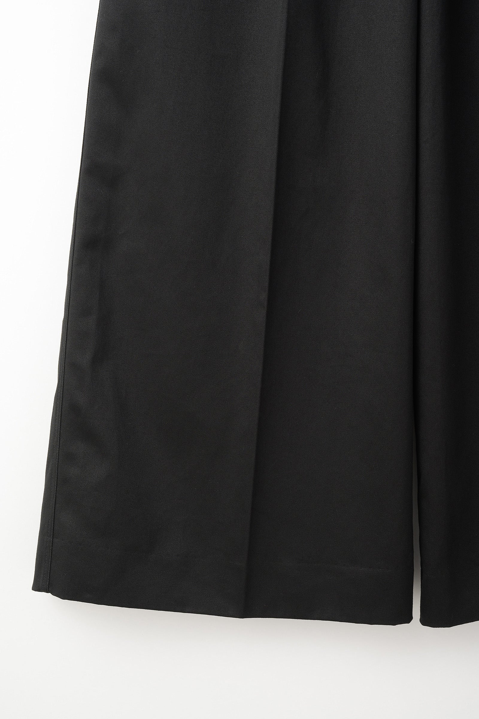 Relief embroidered chino trousers (Black)