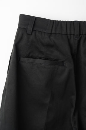 Relief embroidered chino trousers (Black)