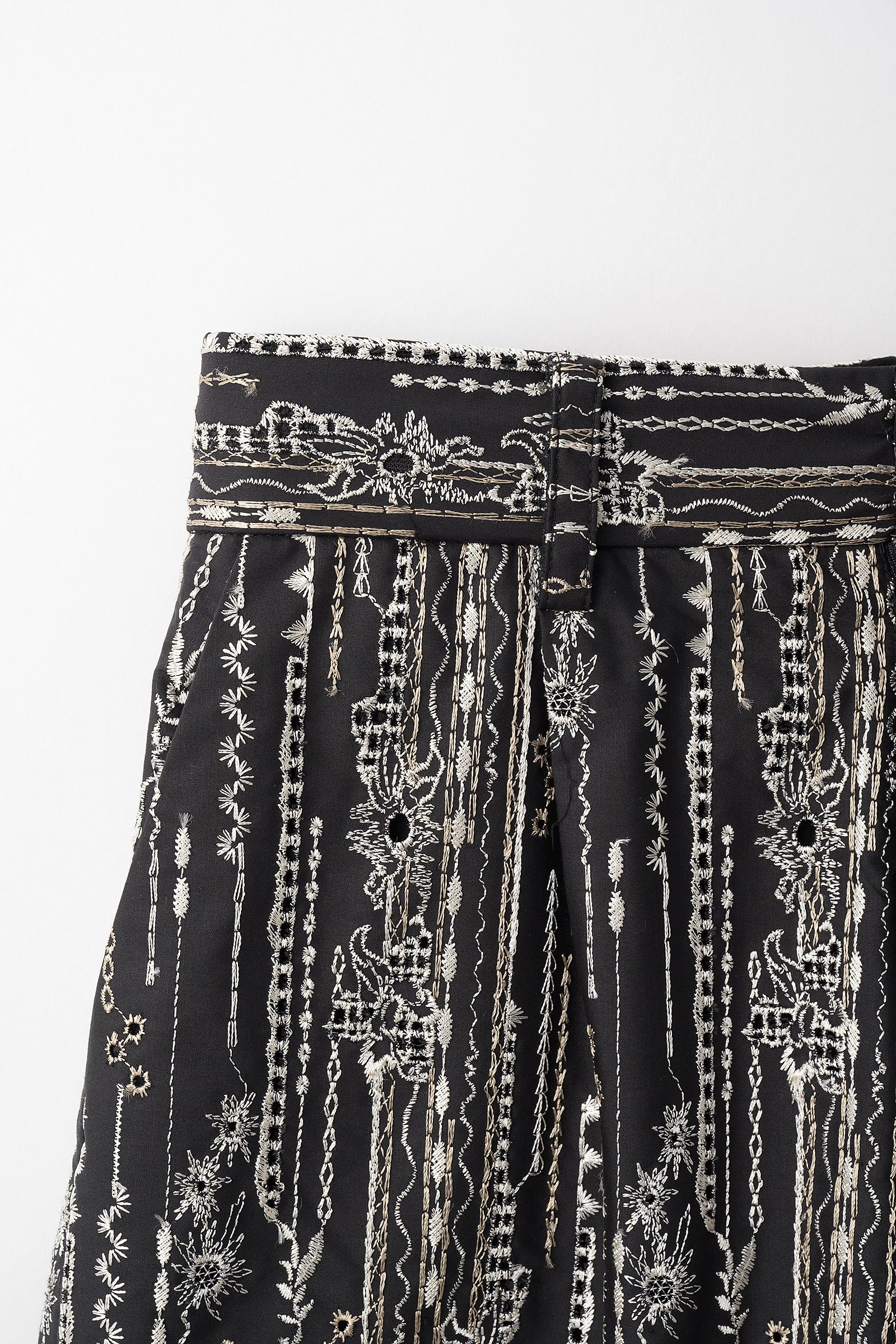 Swaying stripe embroidered shorts (Black)