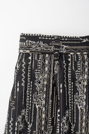 Swaying stripe embroidered shorts (Black)