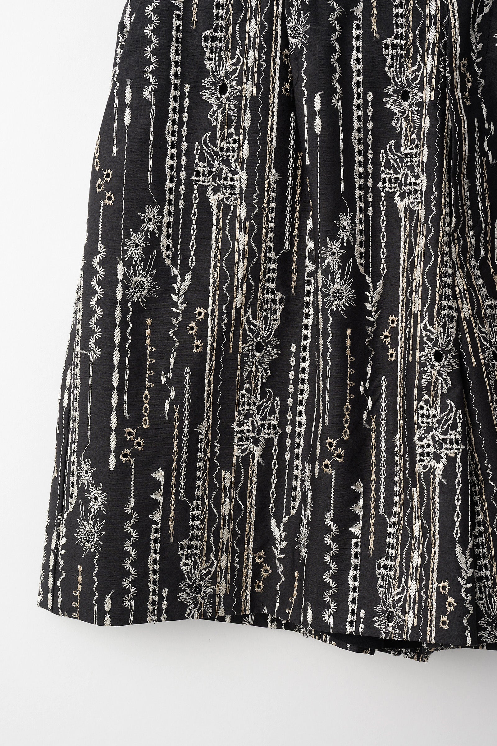 Swaying stripe embroidered shorts (Black)