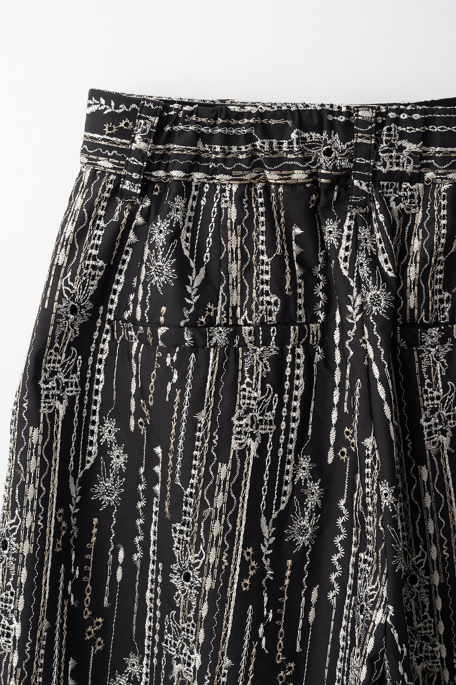 Swaying stripe embroidered shorts (Black)