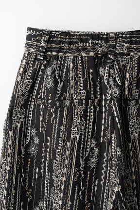 Swaying stripe embroidered shorts (Black)