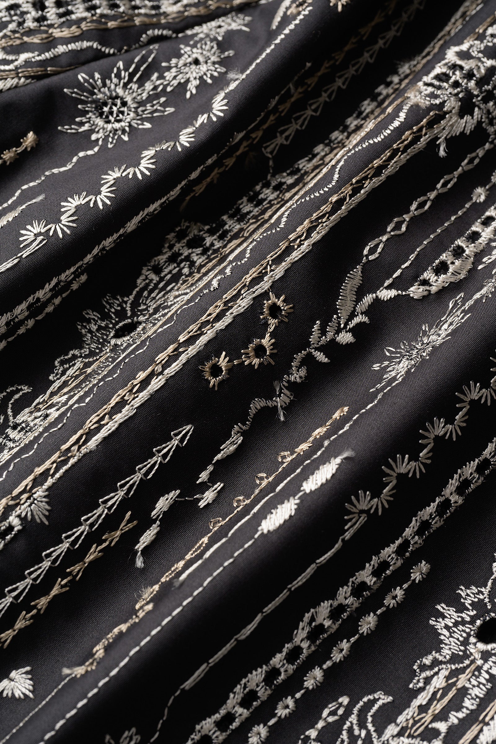Swaying stripe embroidered shorts (Black)