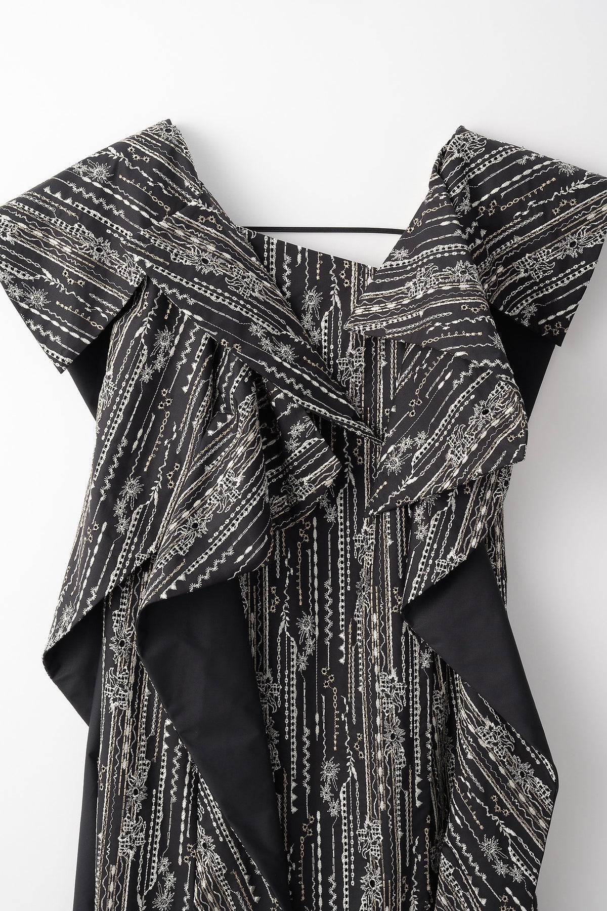 Swaying stripe embroidered dress (Black)