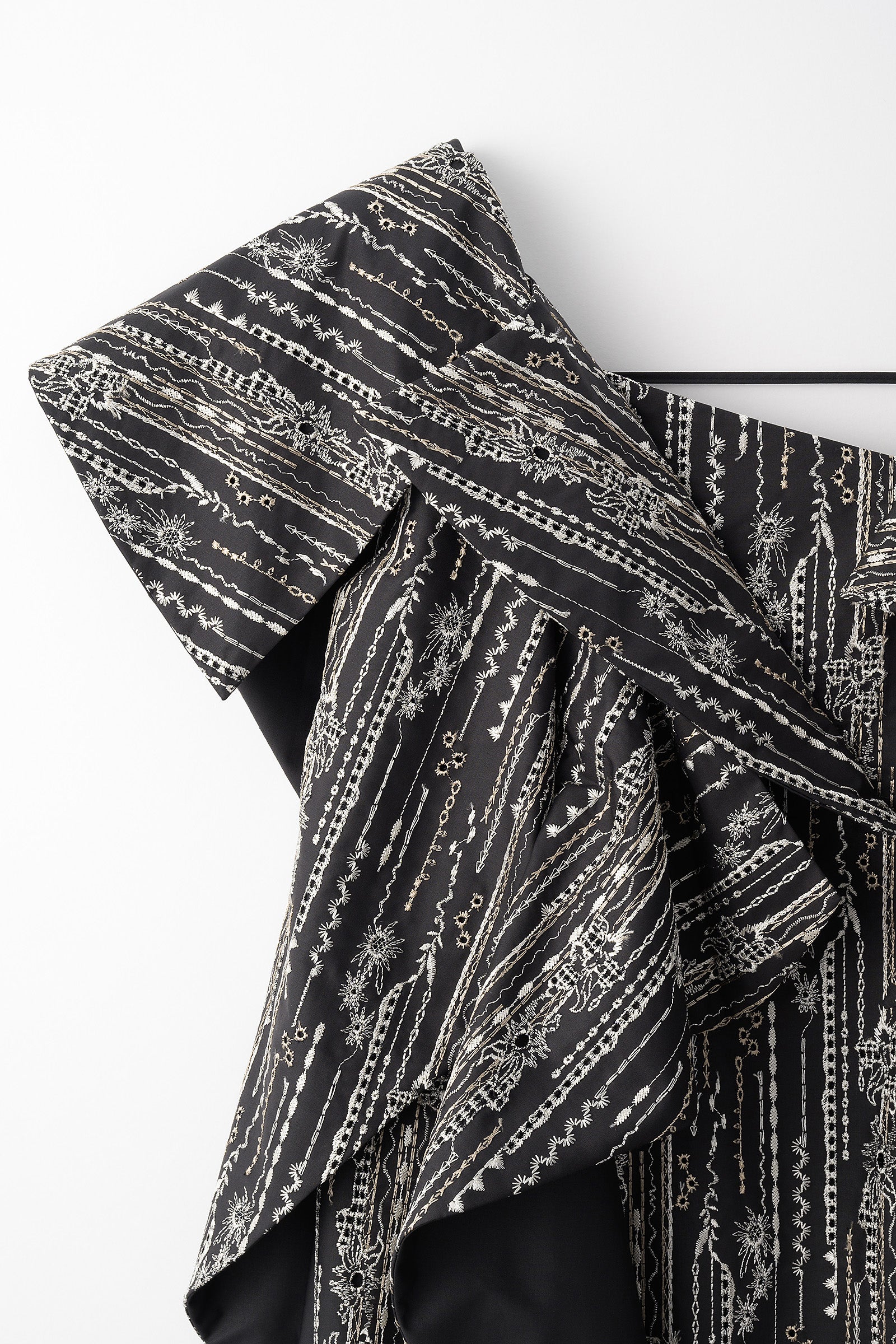 Swaying stripe embroidered dress (Black)