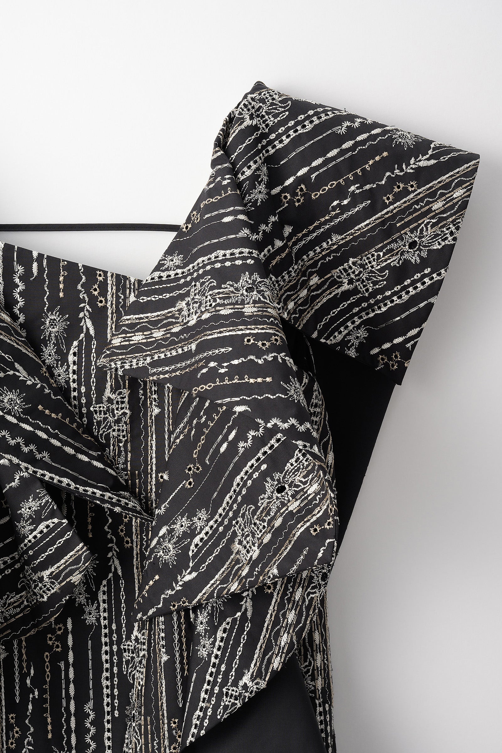 Swaying stripe embroidered dress (Black)