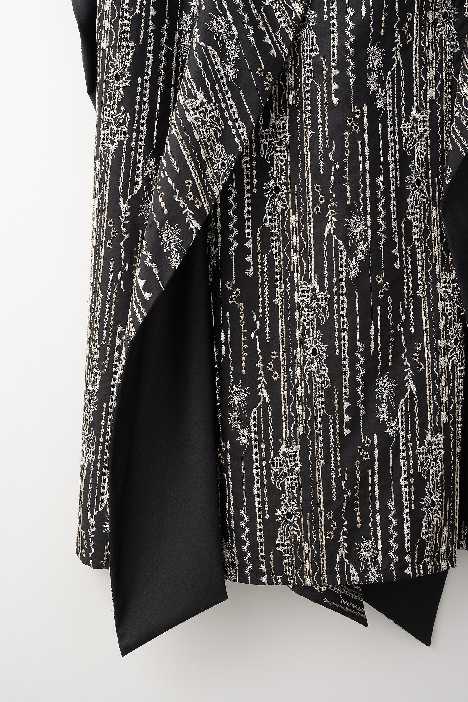 Swaying stripe embroidered dress (Black)