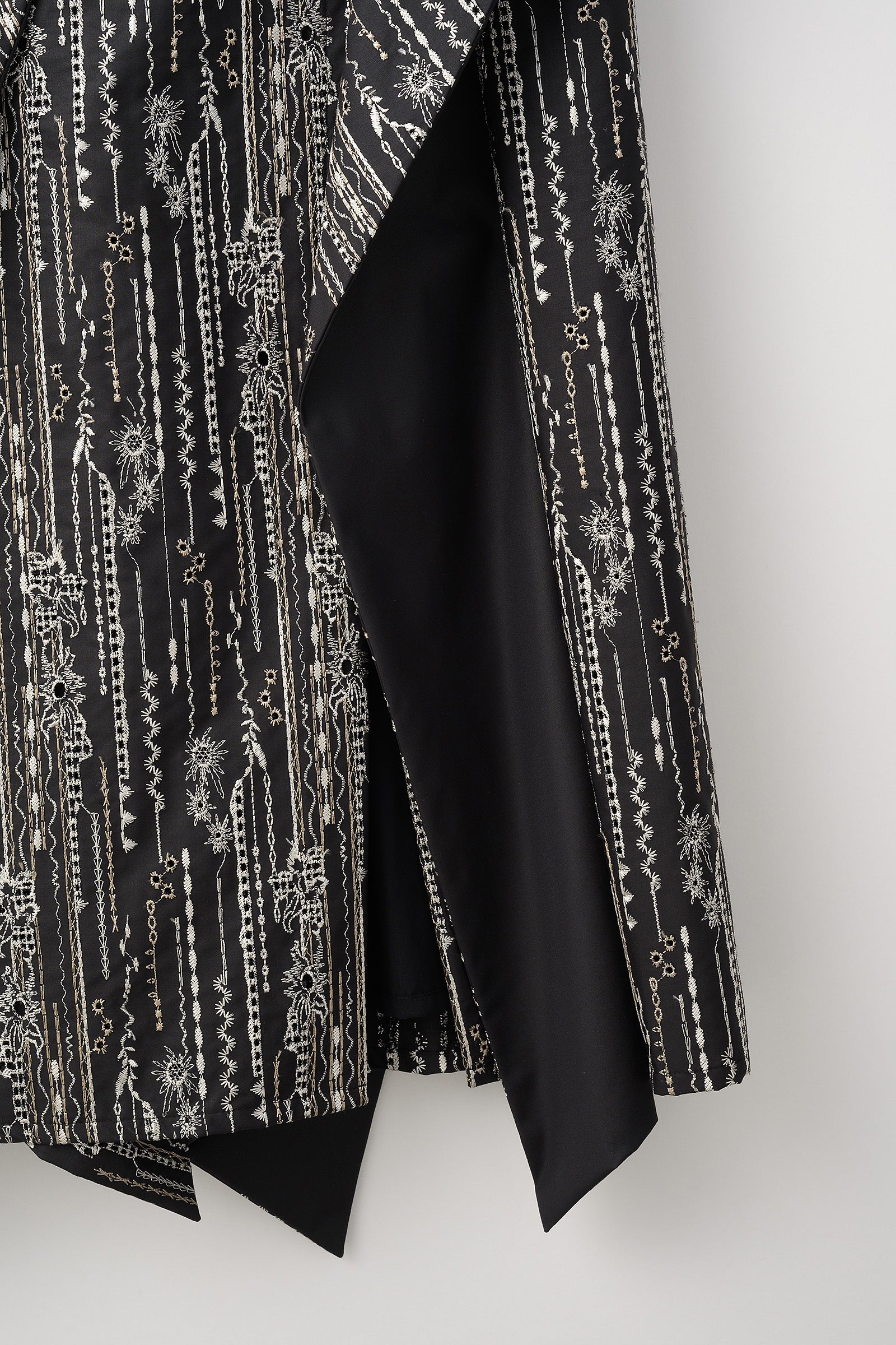 Swaying stripe embroidered dress (Black)