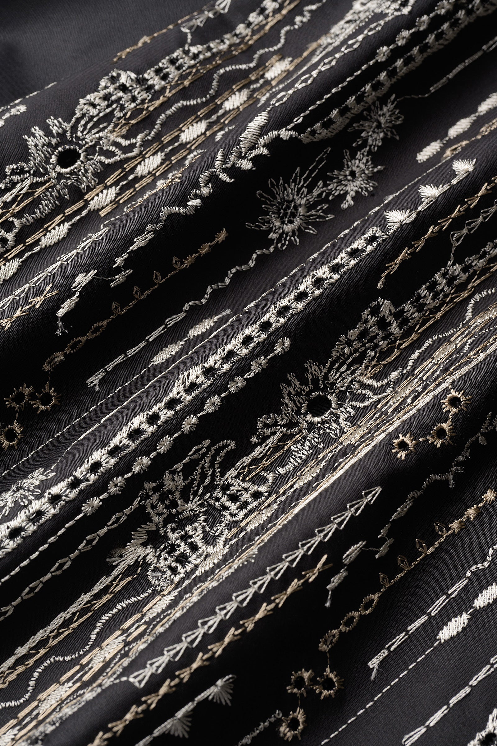 Swaying stripe embroidered dress (Black)
