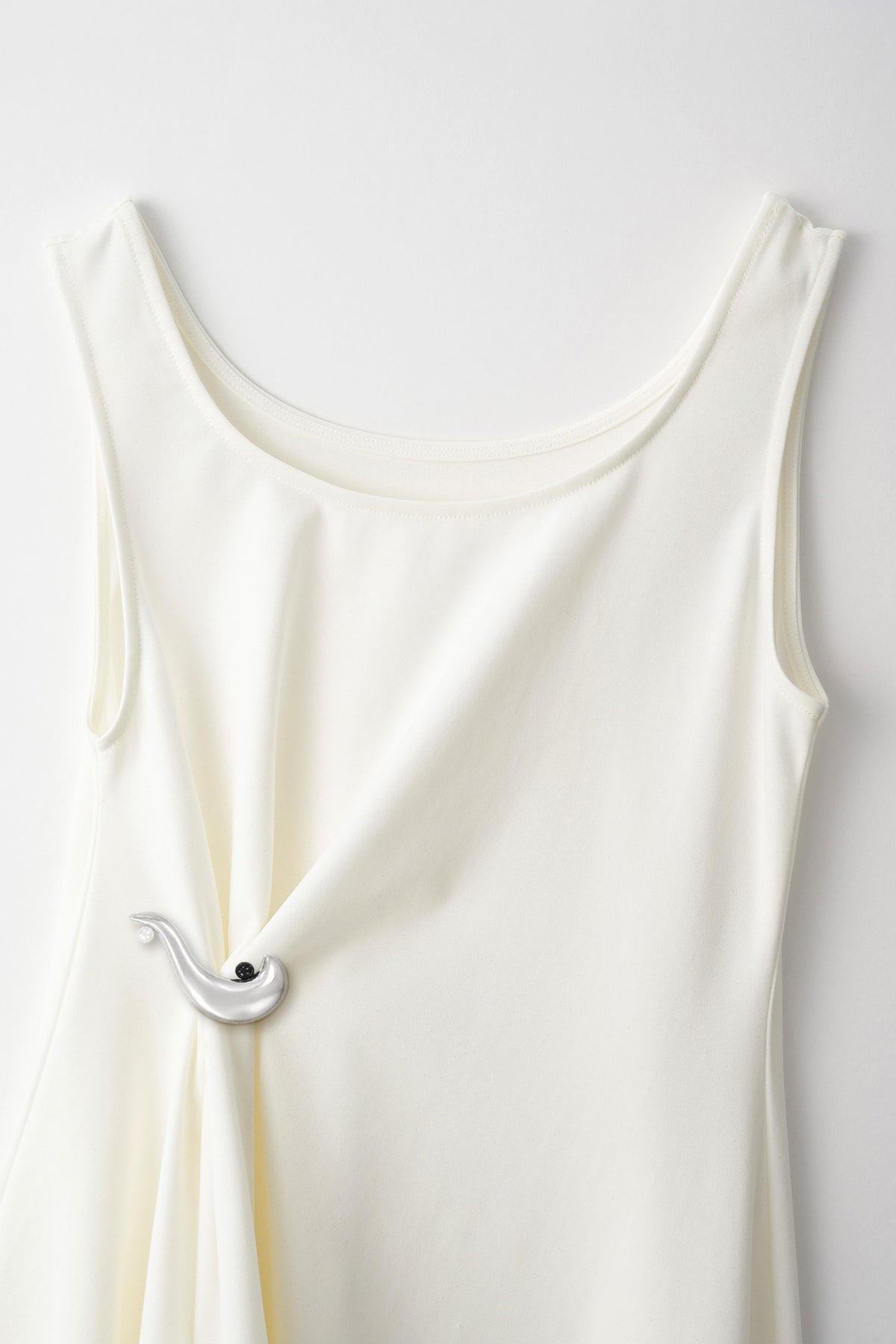 Brooch gather asymmetric dress (White)