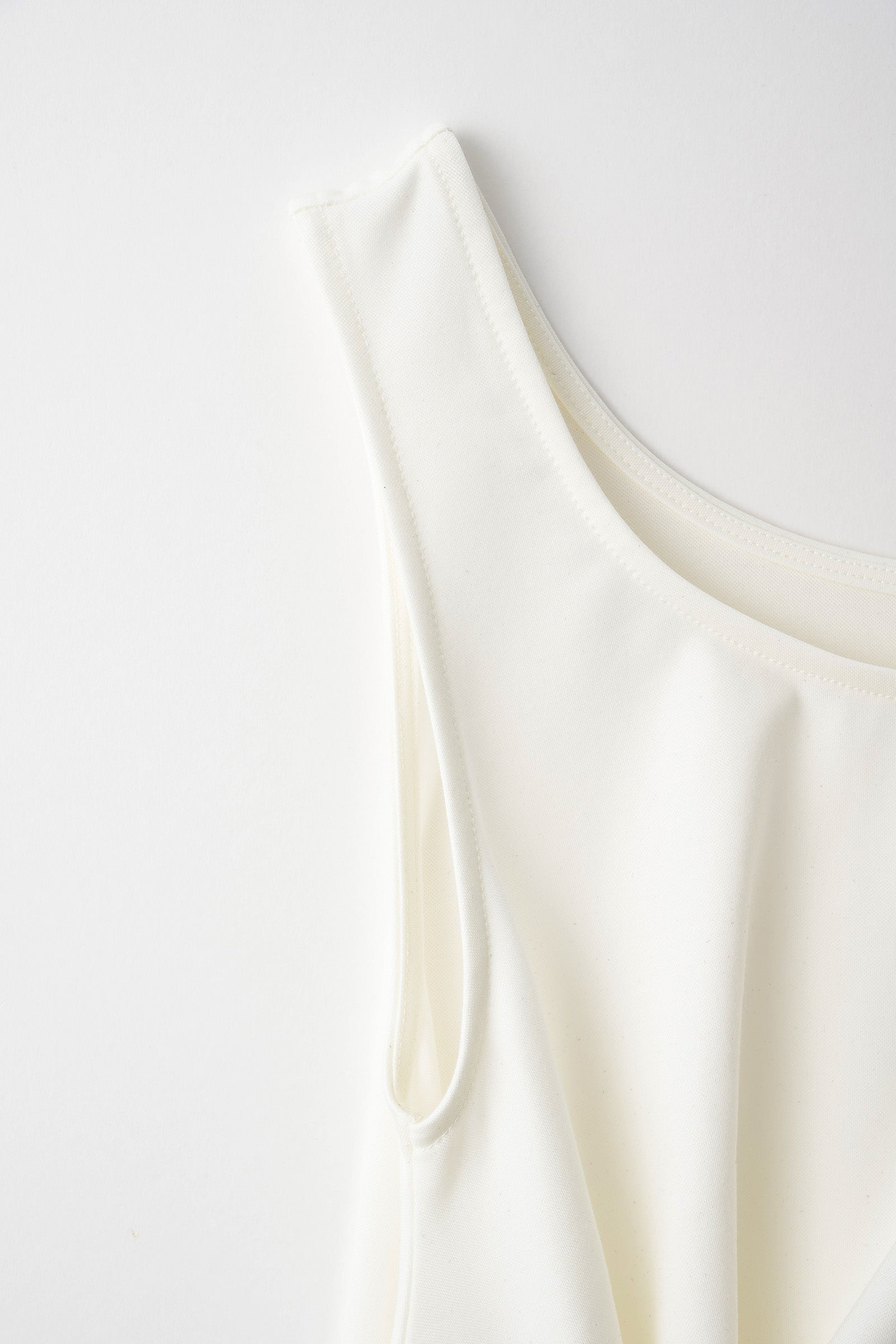 Brooch gather asymmetric dress (White)