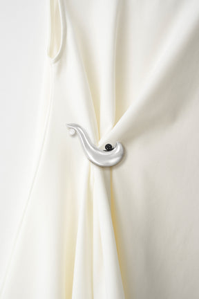 Brooch gather asymmetric dress (White)