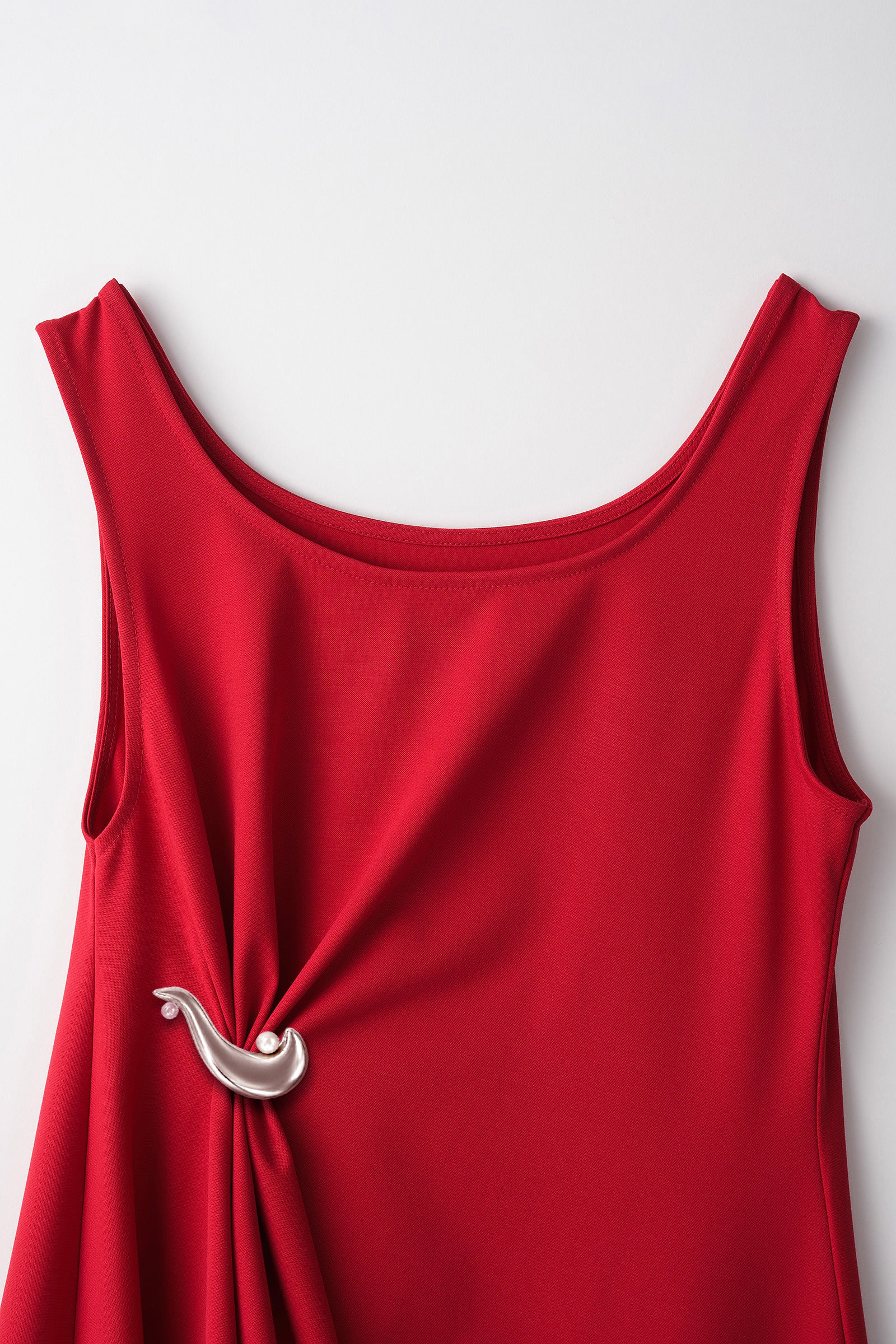 Brooch gather asymmetric dress (Red)