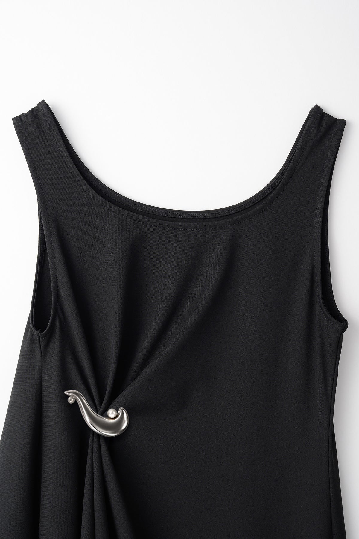 Brooch gather asymmetric dress (Black)