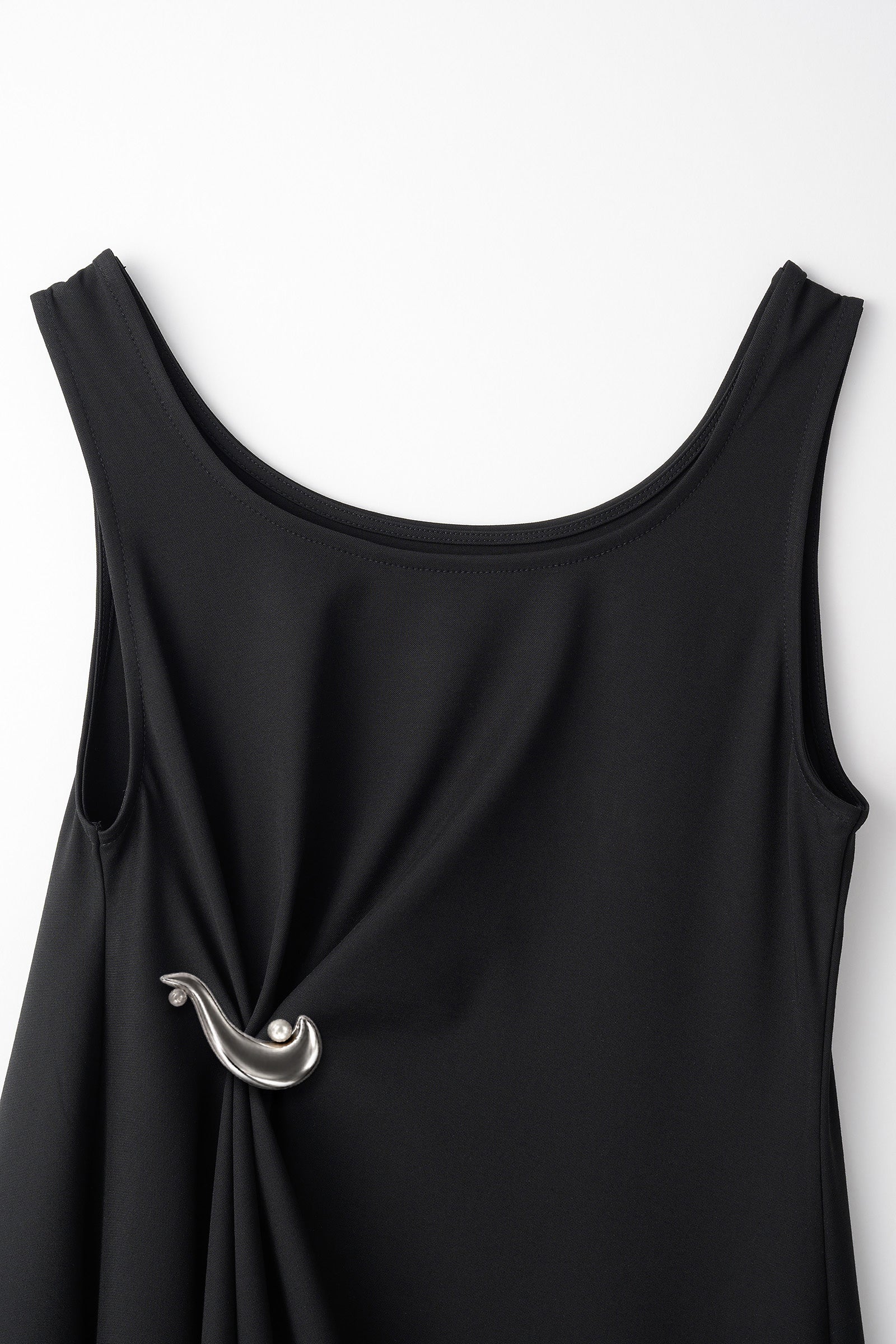 Brooch gather asymmetric dress (Black)