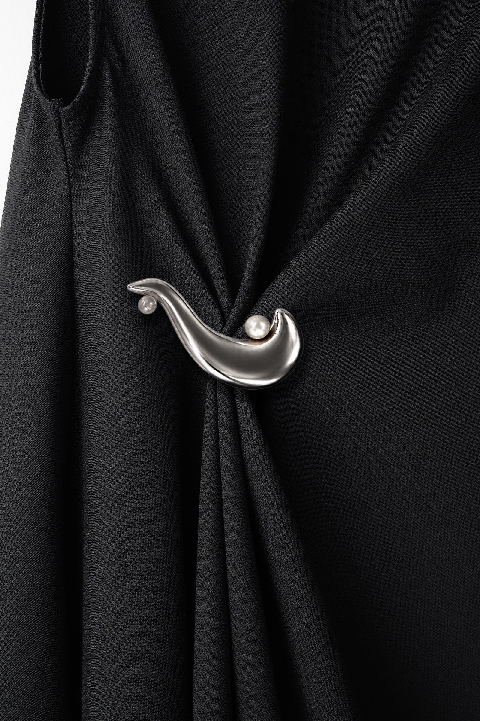 Brooch gather asymmetric dress (Black)