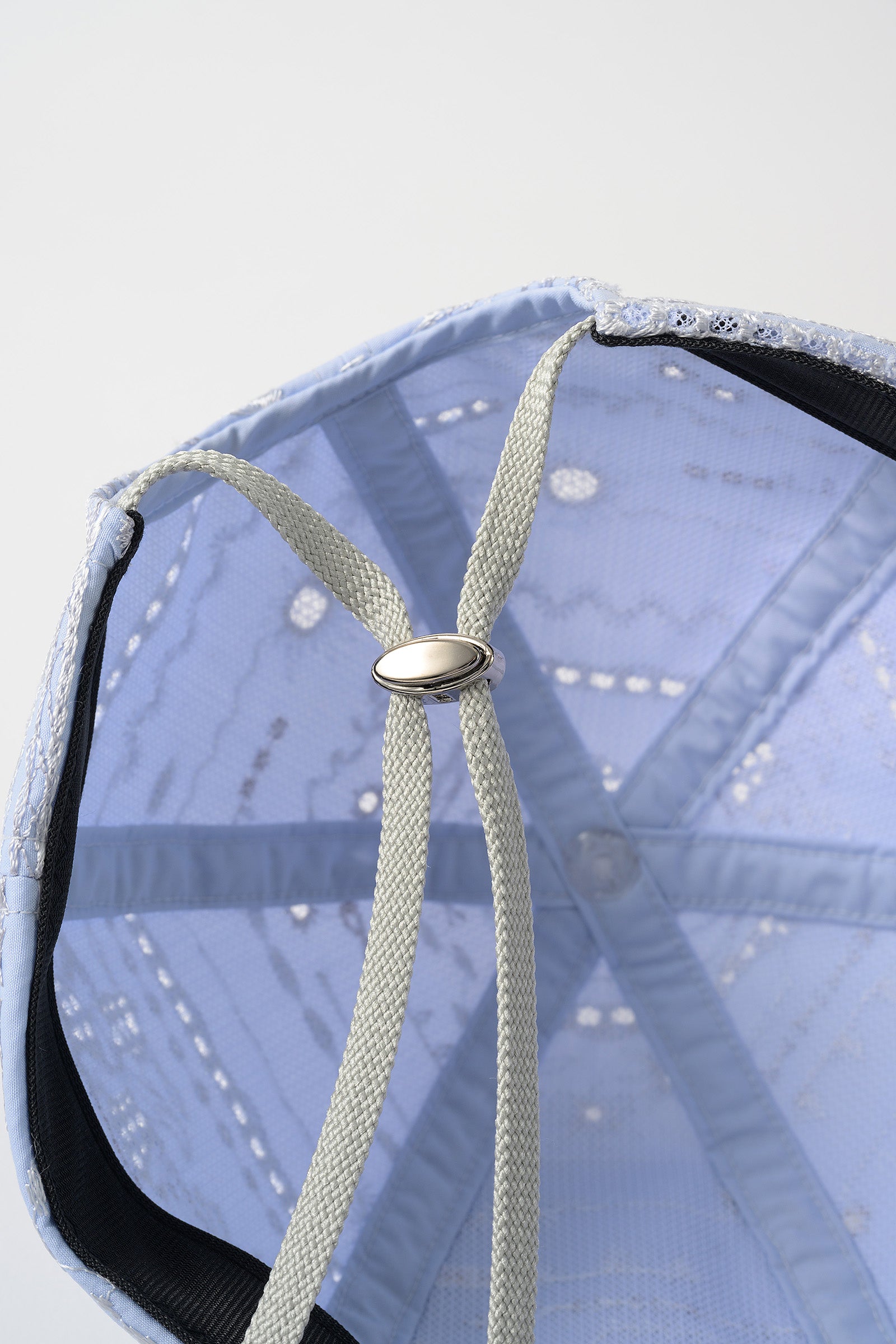 Swaying stripe embroidered cap (Blue)
