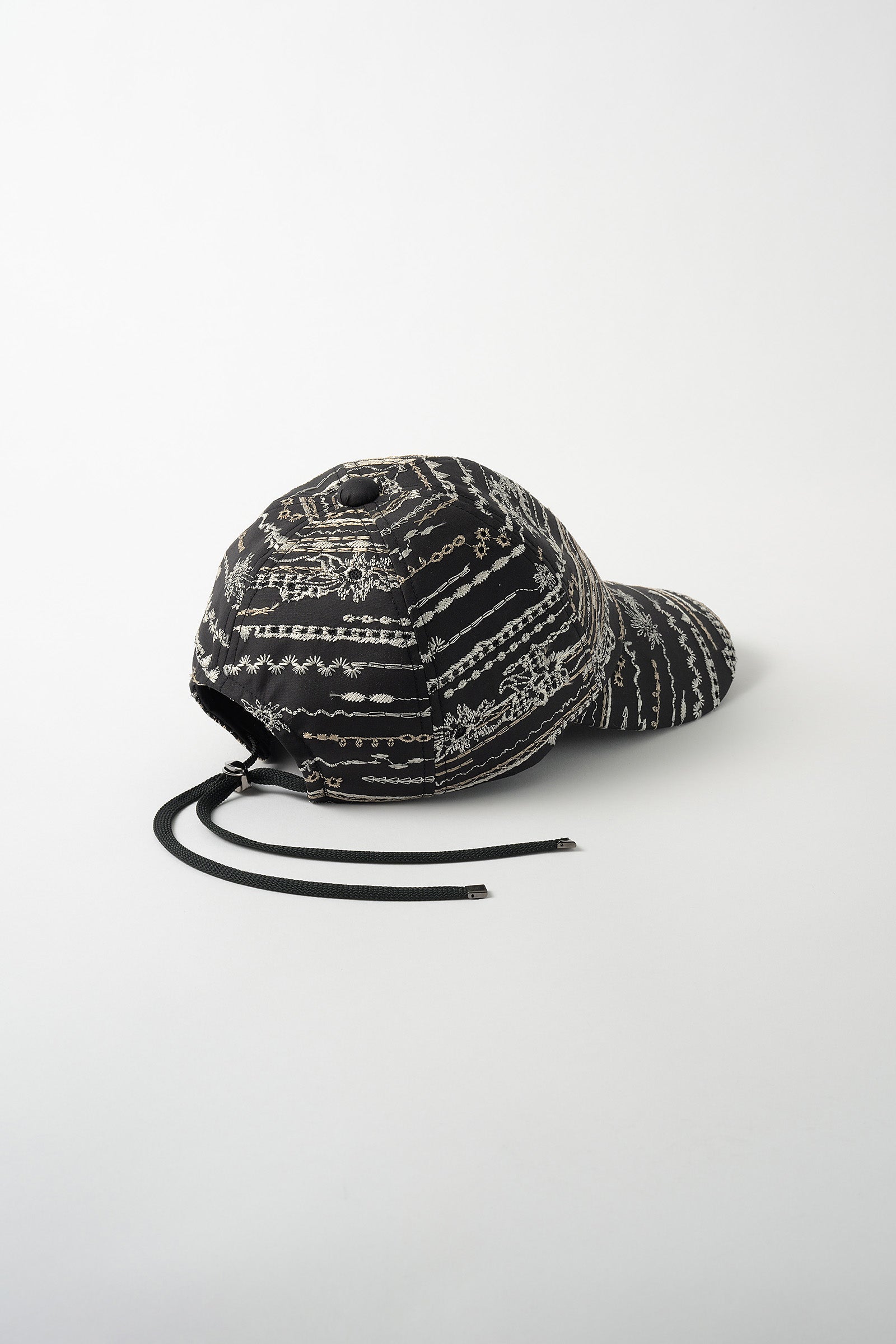 Swaying stripe embroidered cap (Black)