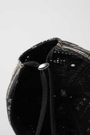 Swaying stripe embroidered cap (Black)