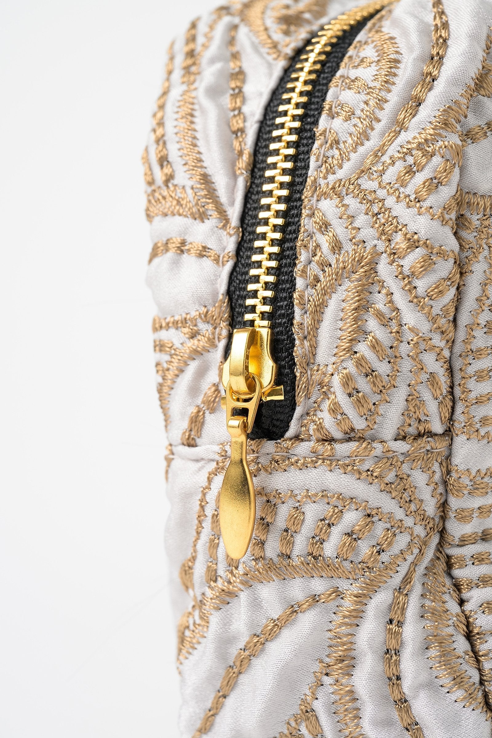 Thawing embroidery pouch (Ivory)