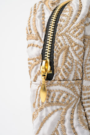 Thawing embroidery pouch (Ivory)