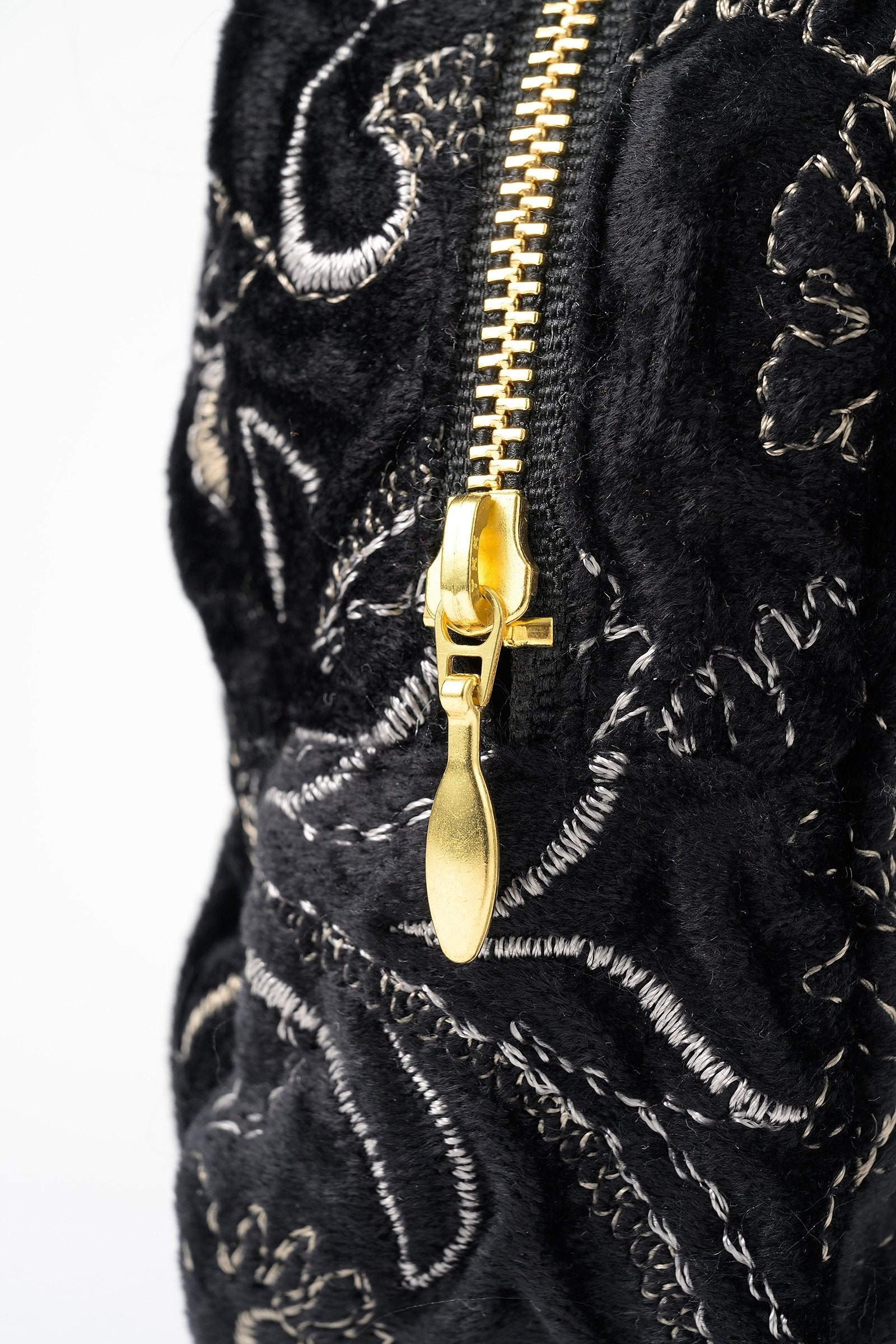 Ice flower embroidery pouch (Black)