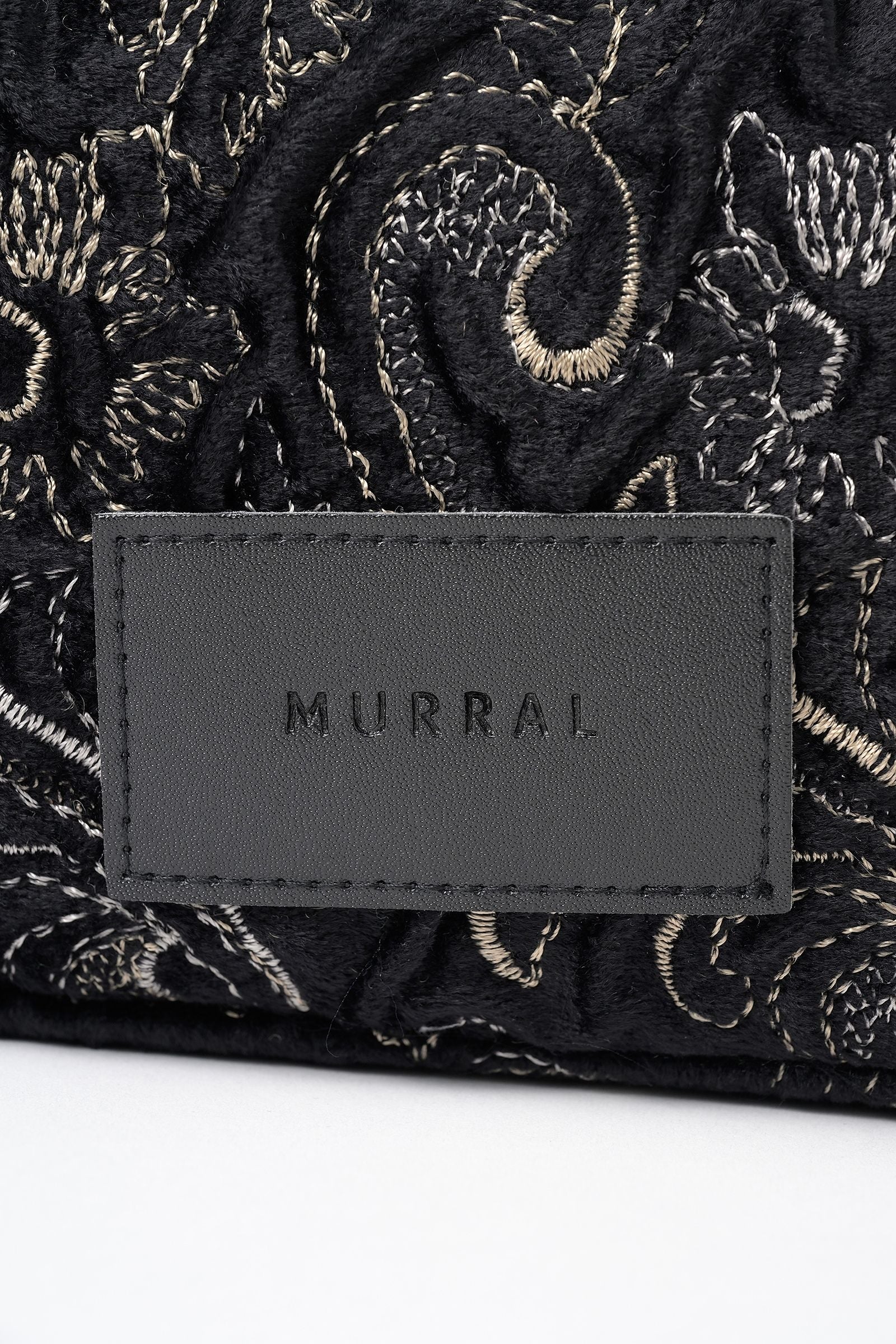 Ice flower embroidery pouch (Black)