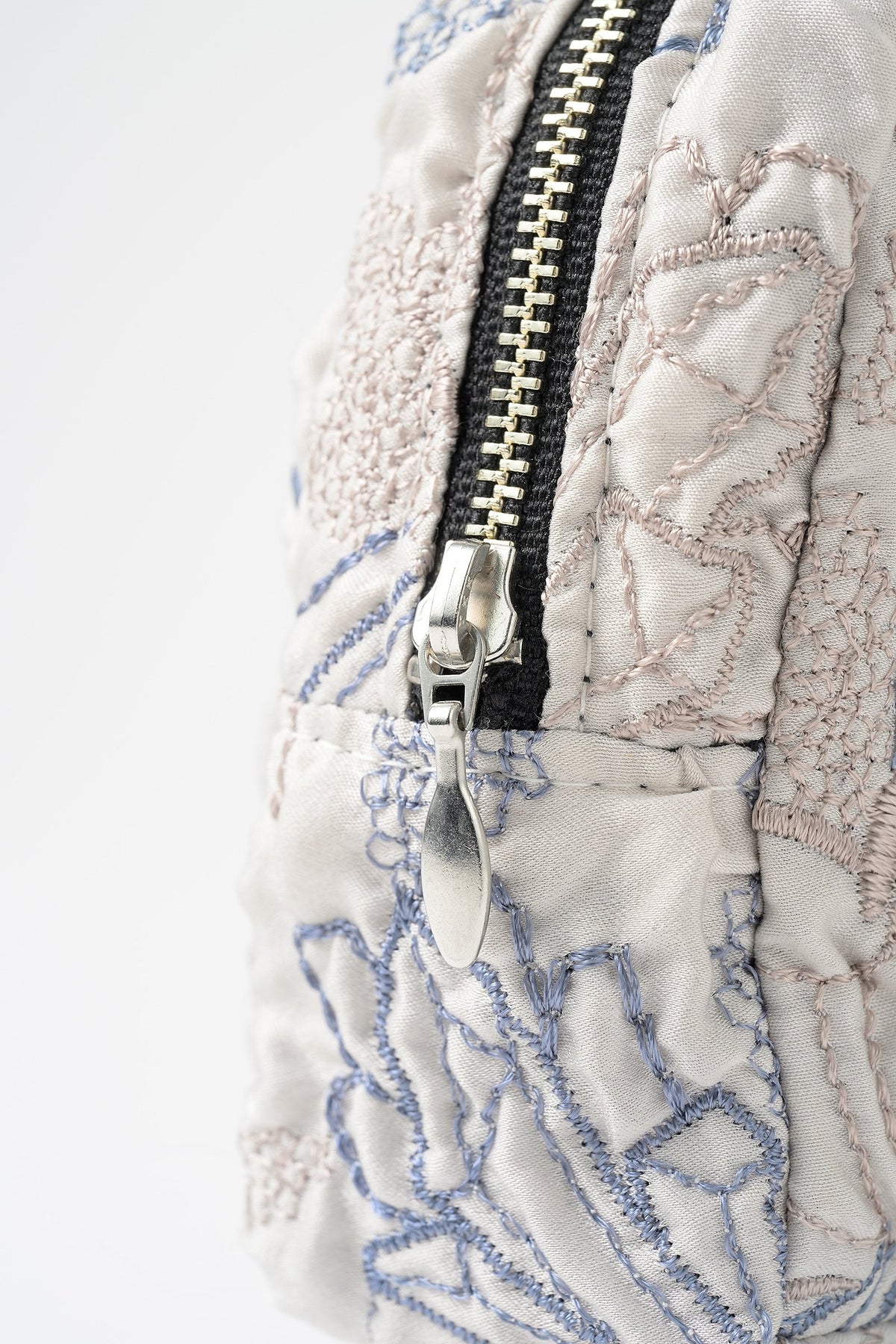 Quartz embroidery pouch (Ivory)
