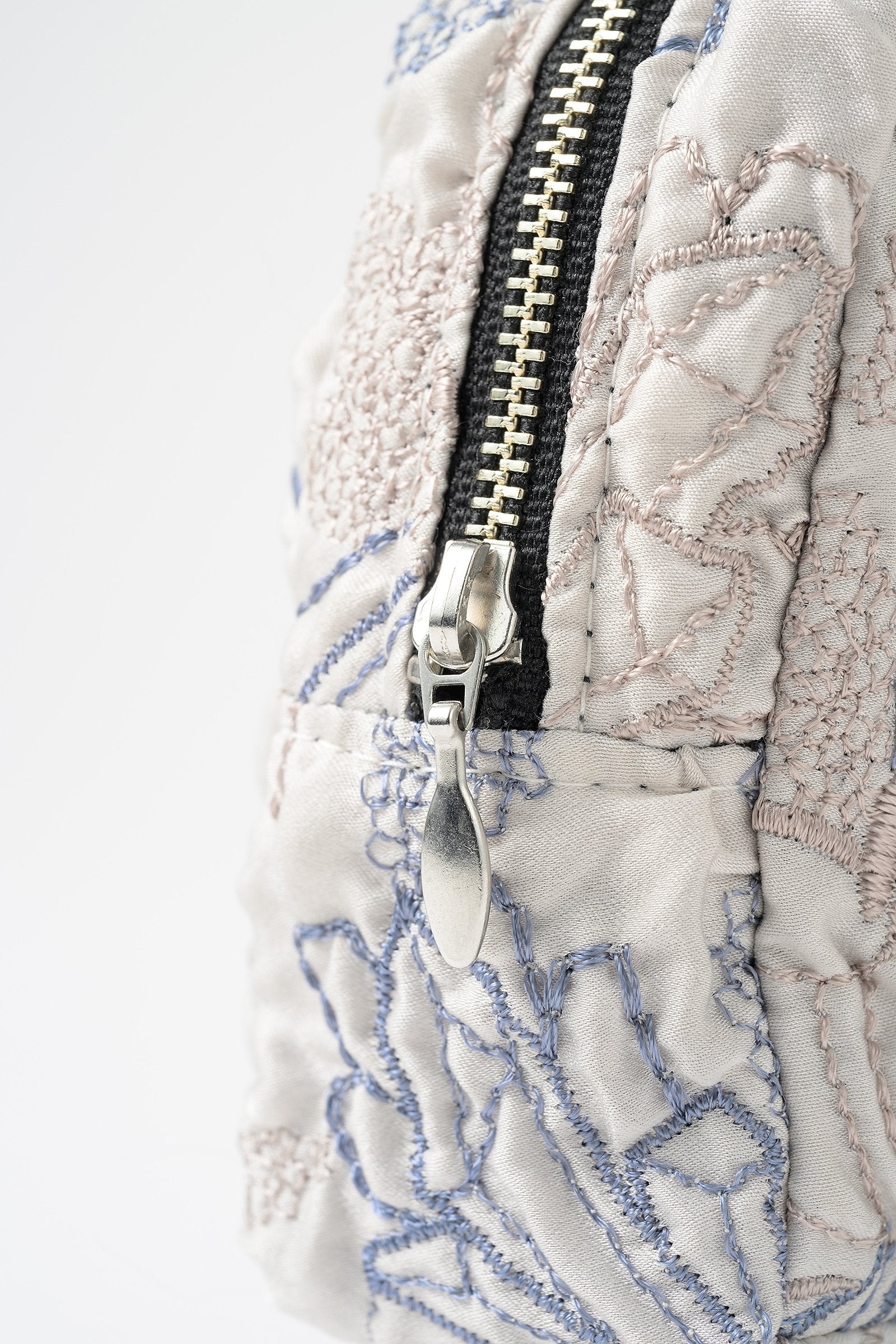 Quartz embroidery pouch (Ivory)