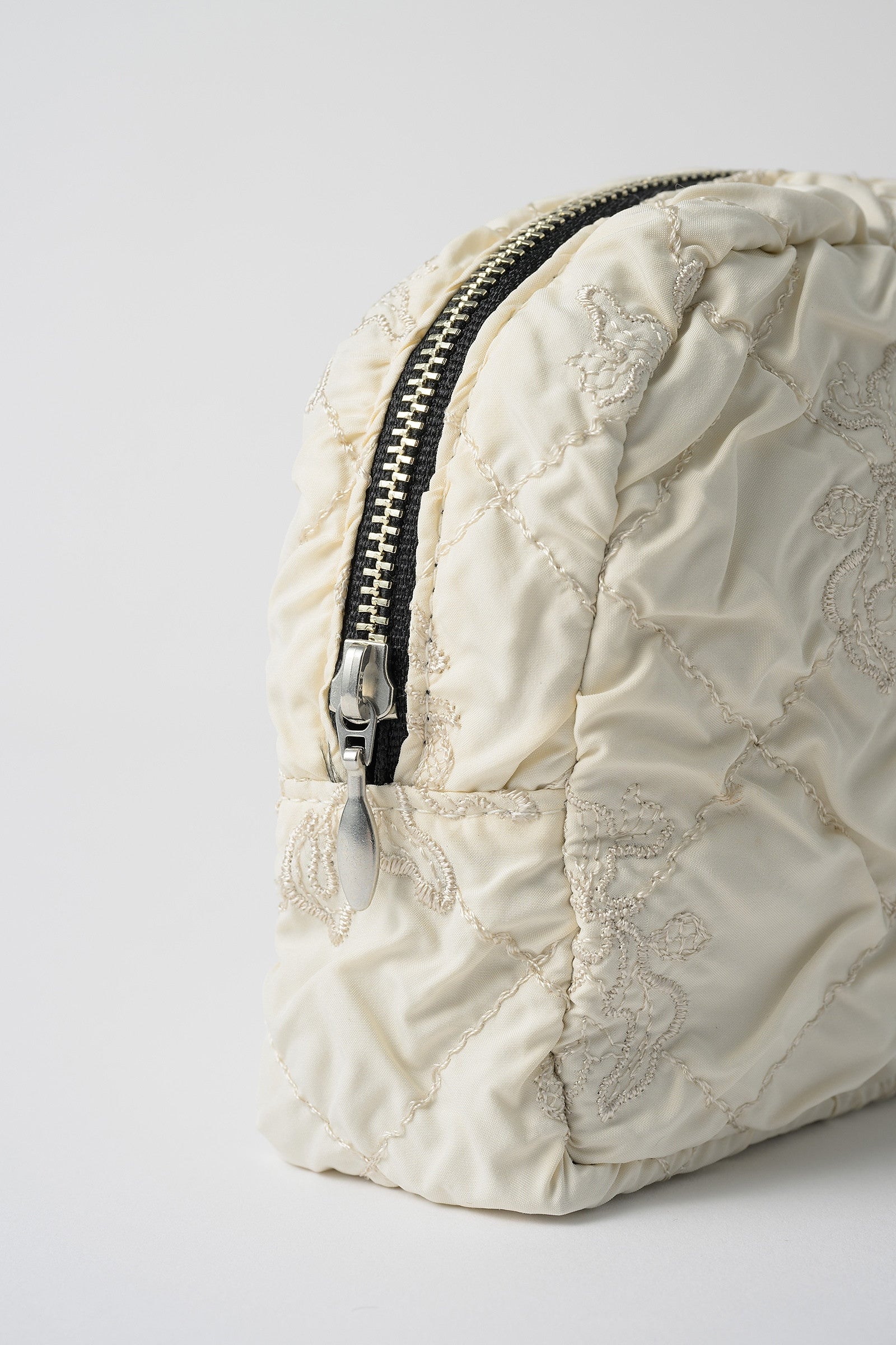 Dahlia shrinking embroidery pouch (Ivory)