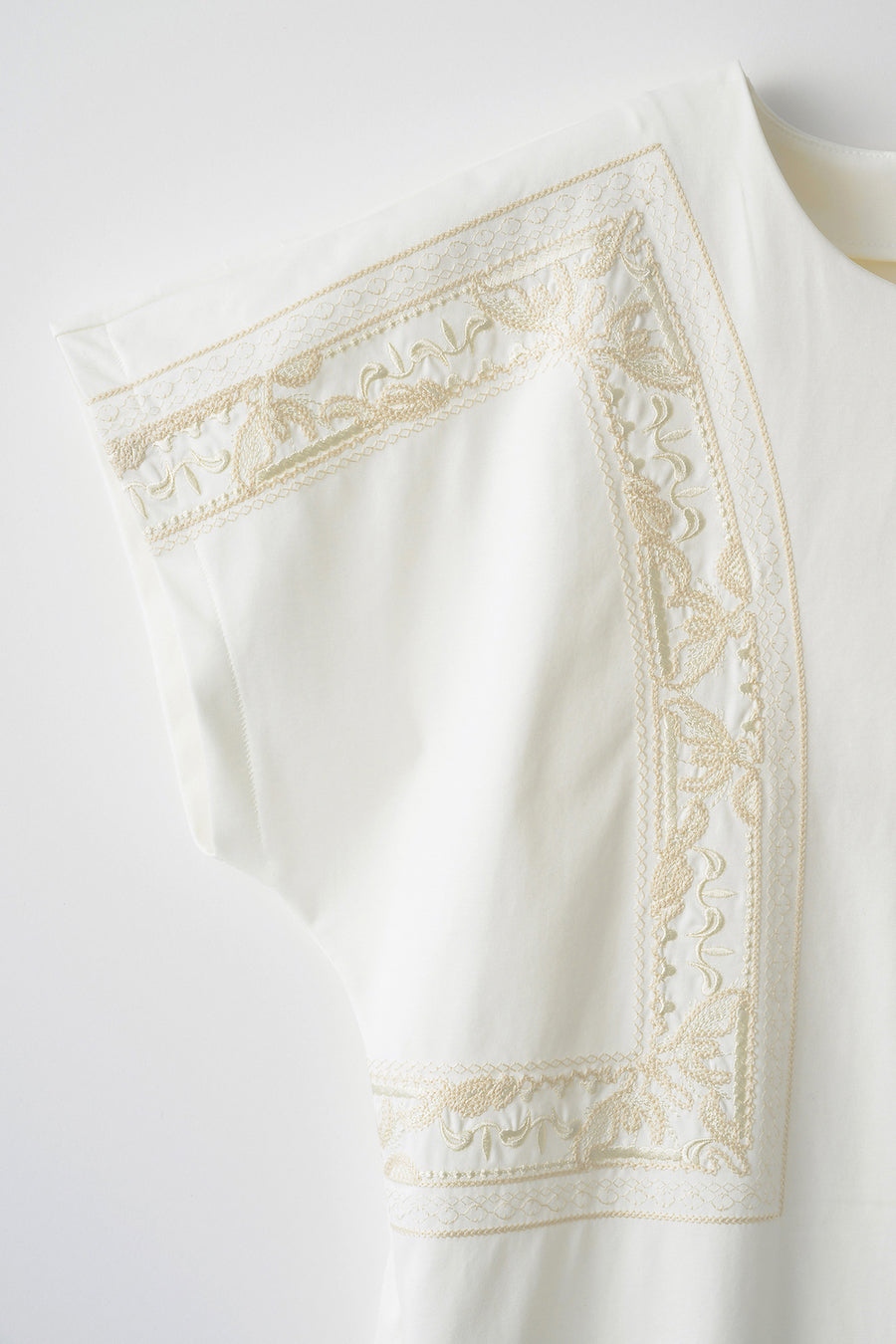 Framed embroidered jersey dress (White)
