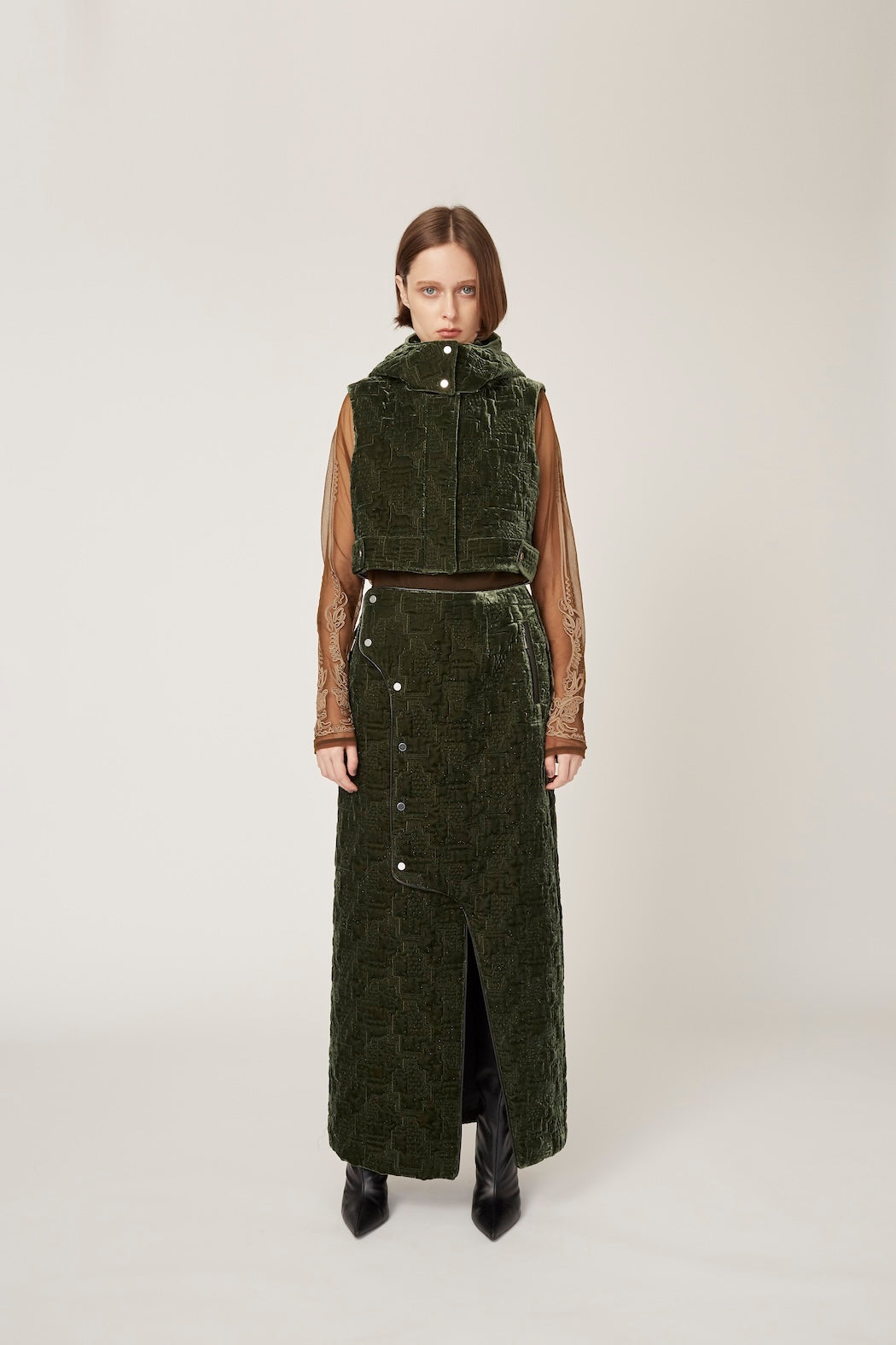 Symbolic embroidery velvet sleeveless jacket (Green)